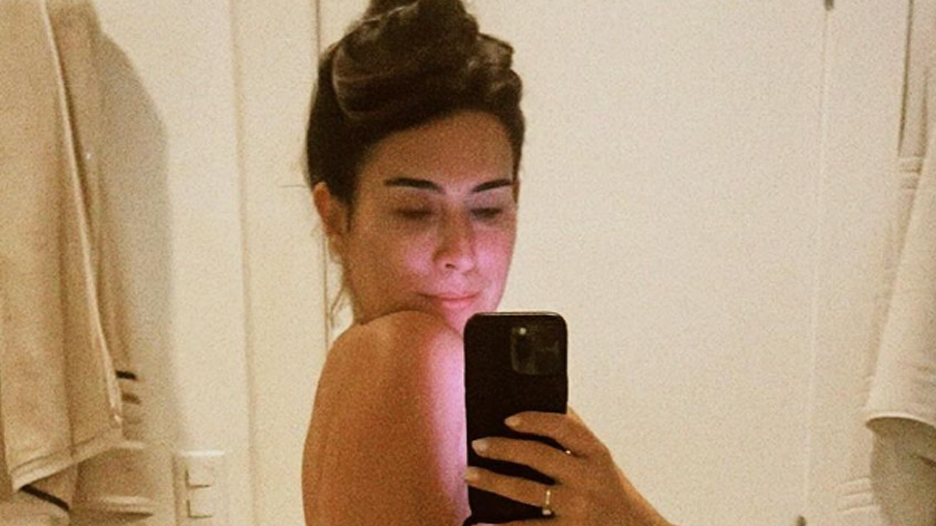 Gravidíssima, Fernanda Paes Leme tira a roupa e mostra barriga crescendo
