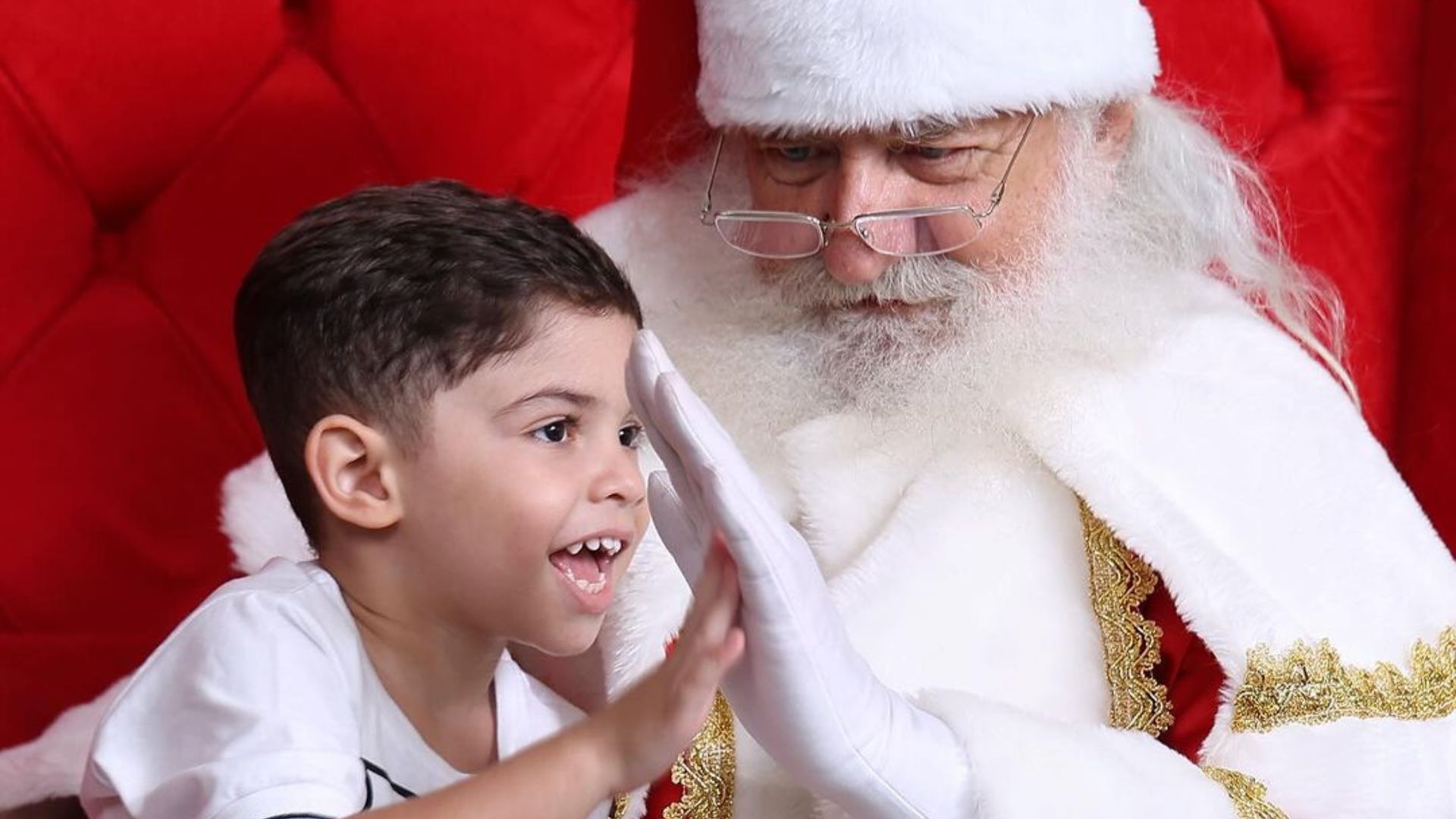 Filho de Marília Mendonça surge sorridente com Papai Noel: “Cara da Mãe”