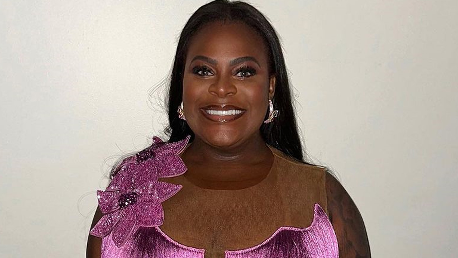 Jojo Todynho usa decotaço e exibe corpo sequinho em evento de gala: “Mudança impressionante”