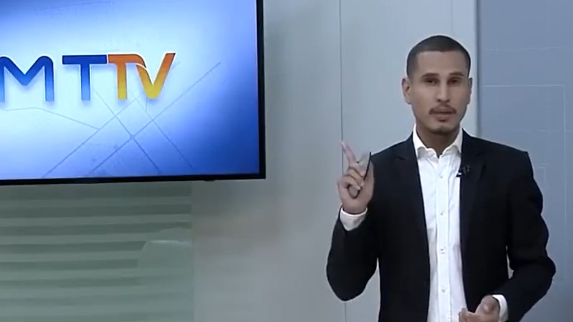 Jornalista comete gafe ao vivo e dá conselho inesperado: “Beber bastante álcool”