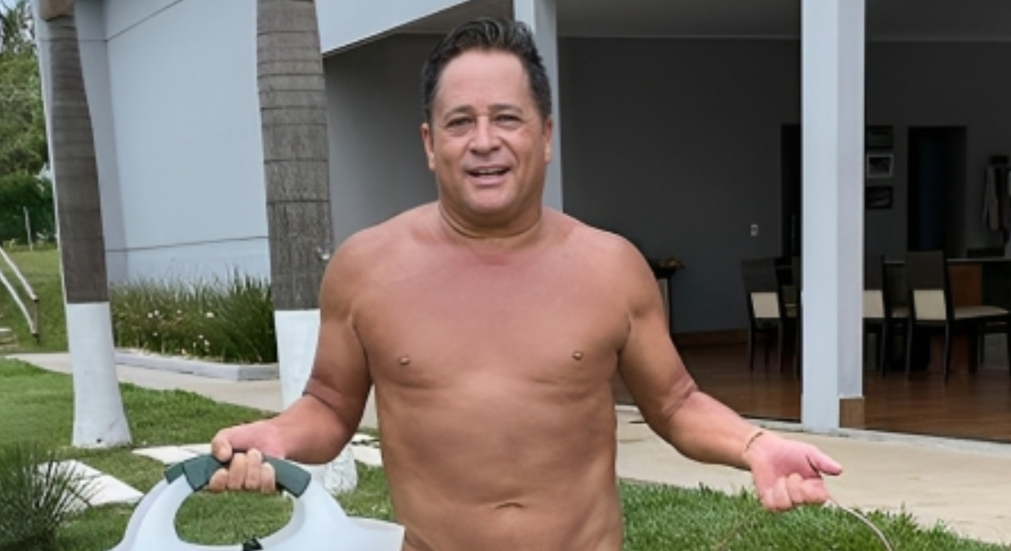 Leonardo abaixa as calças e mostra demais em rede nacional; assista