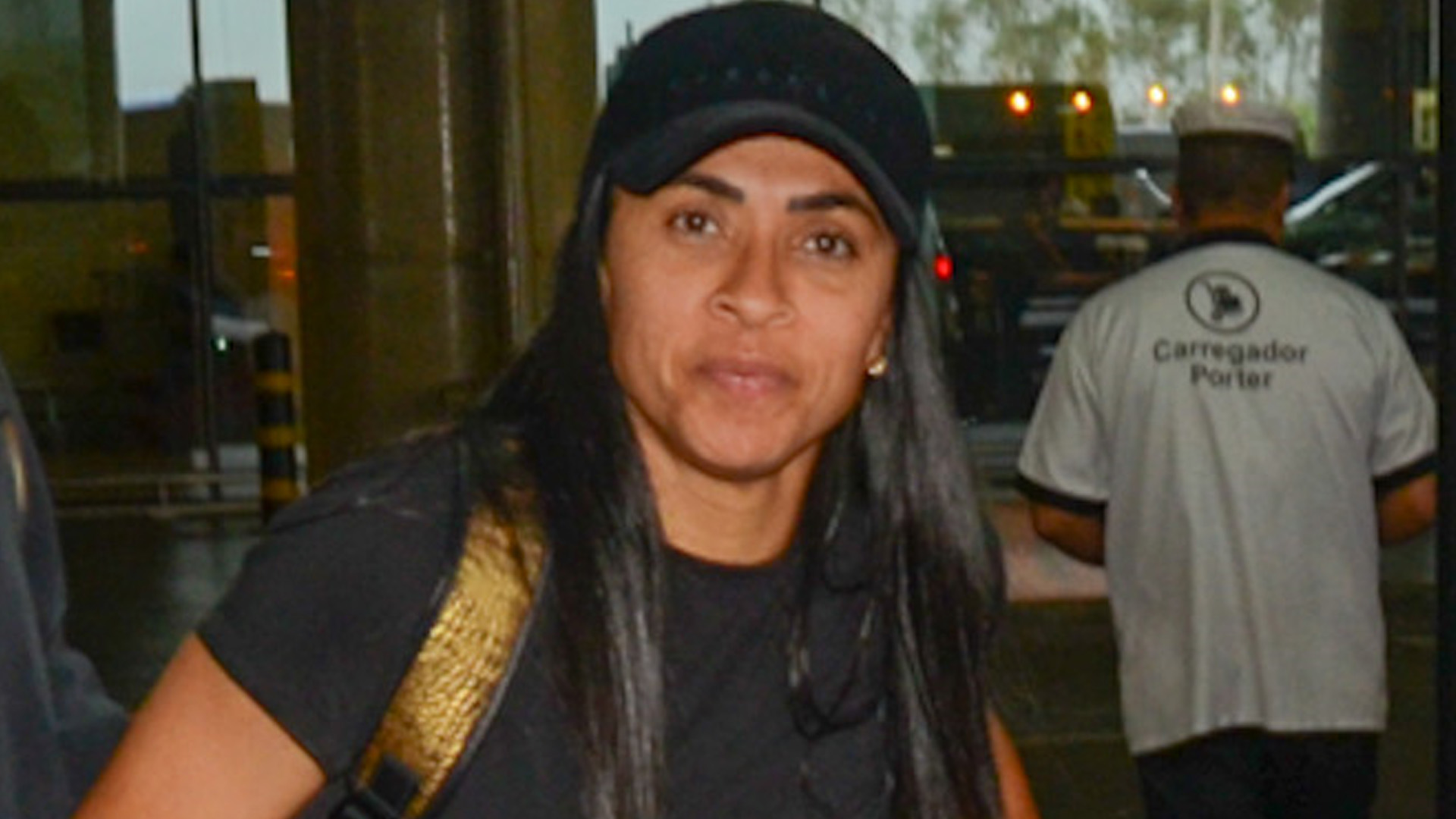 Marta é flagrada em rara aparição com namorada gringa ao desembarcar no Brasil
