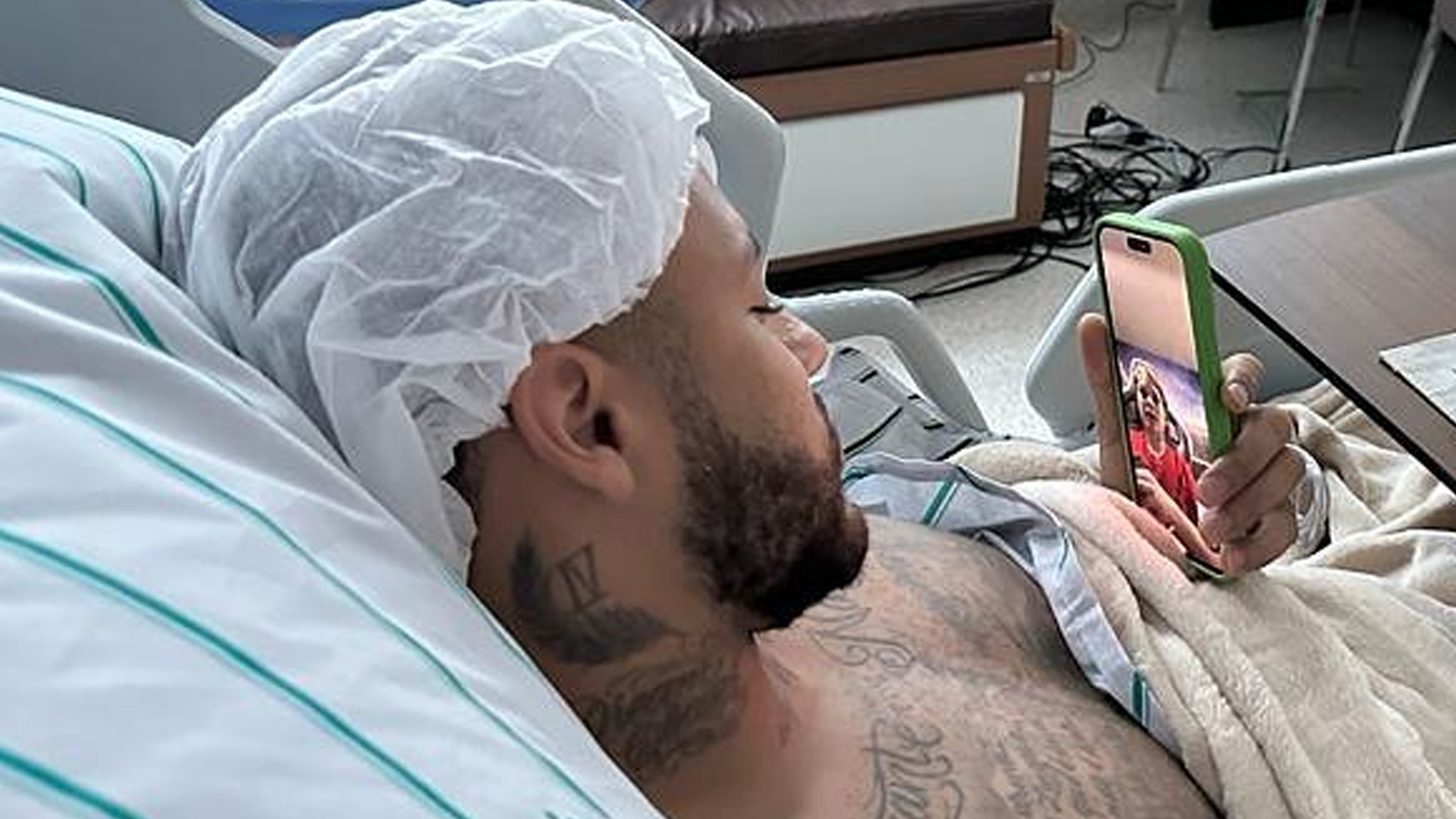Pai mostra Neymar após cirurgia delicada no joelho: “Força e paciência”