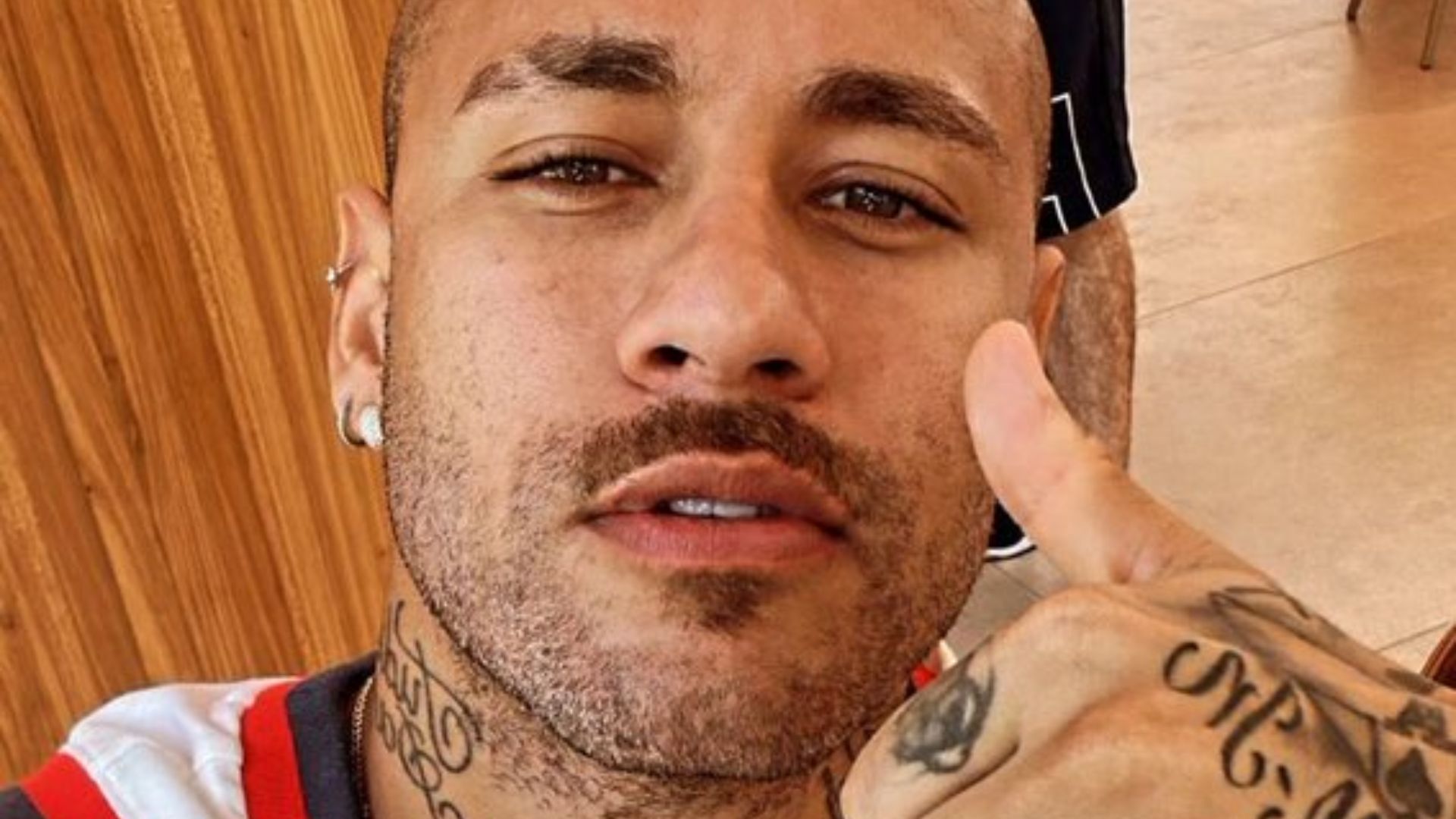 Careca? Neymar Jr. divide opiniões ao surgir com a cabeça raspada: “Deve ser piada”