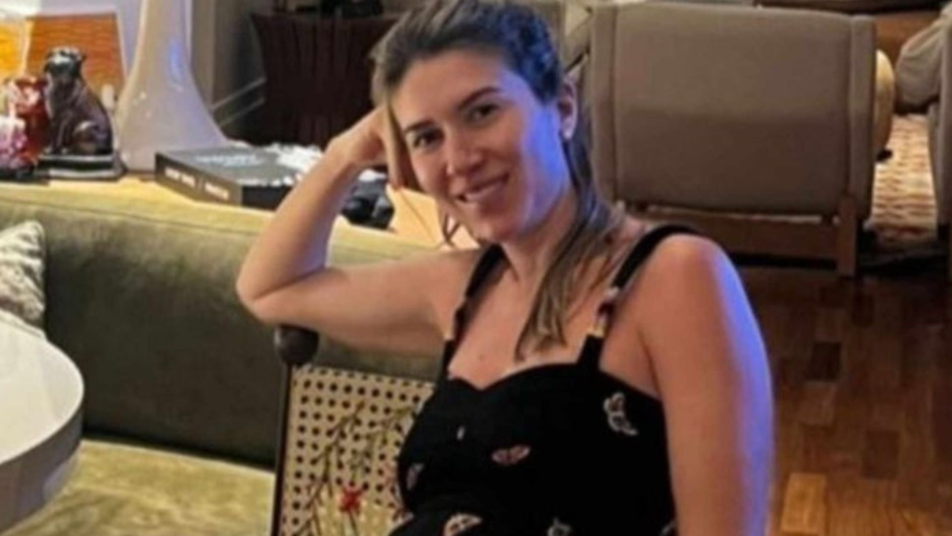 Vai nascer! Grávida, Rebeca Abravanel exibe barrigão em foto inédita em sua mansão