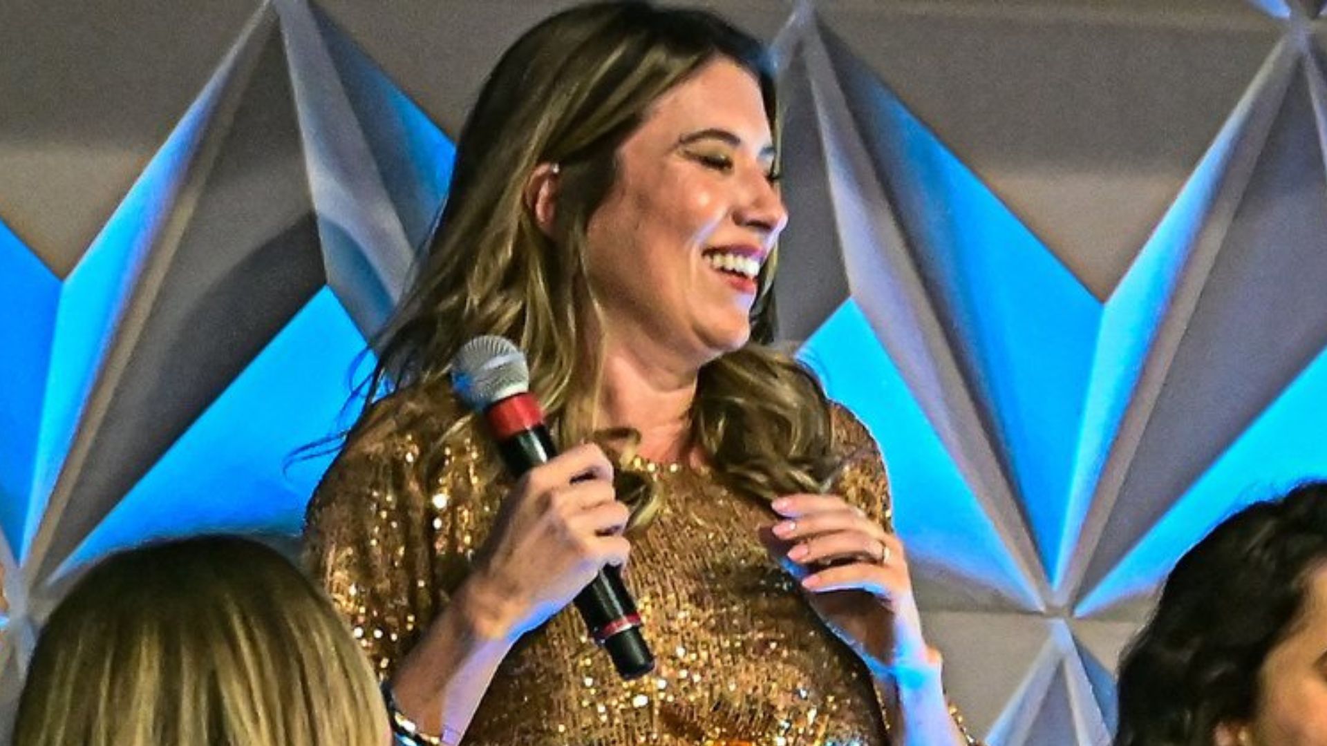 Menino ou menina? Grávida, Rebeca Abravanel revela sexo do bebê no ‘Teleton’