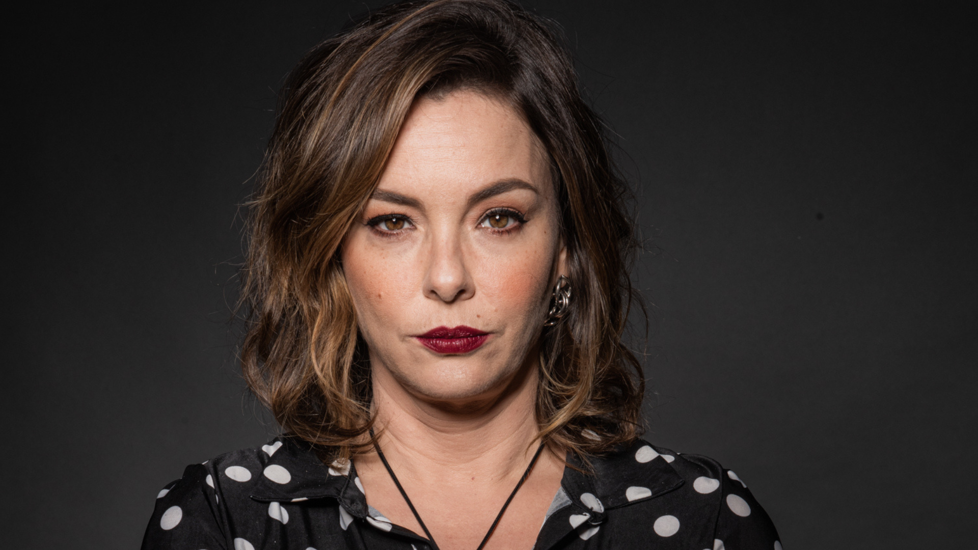 Regiane Alves vira irmã má no teatro e resgata Dóris em nova peça sobre rixa familiar