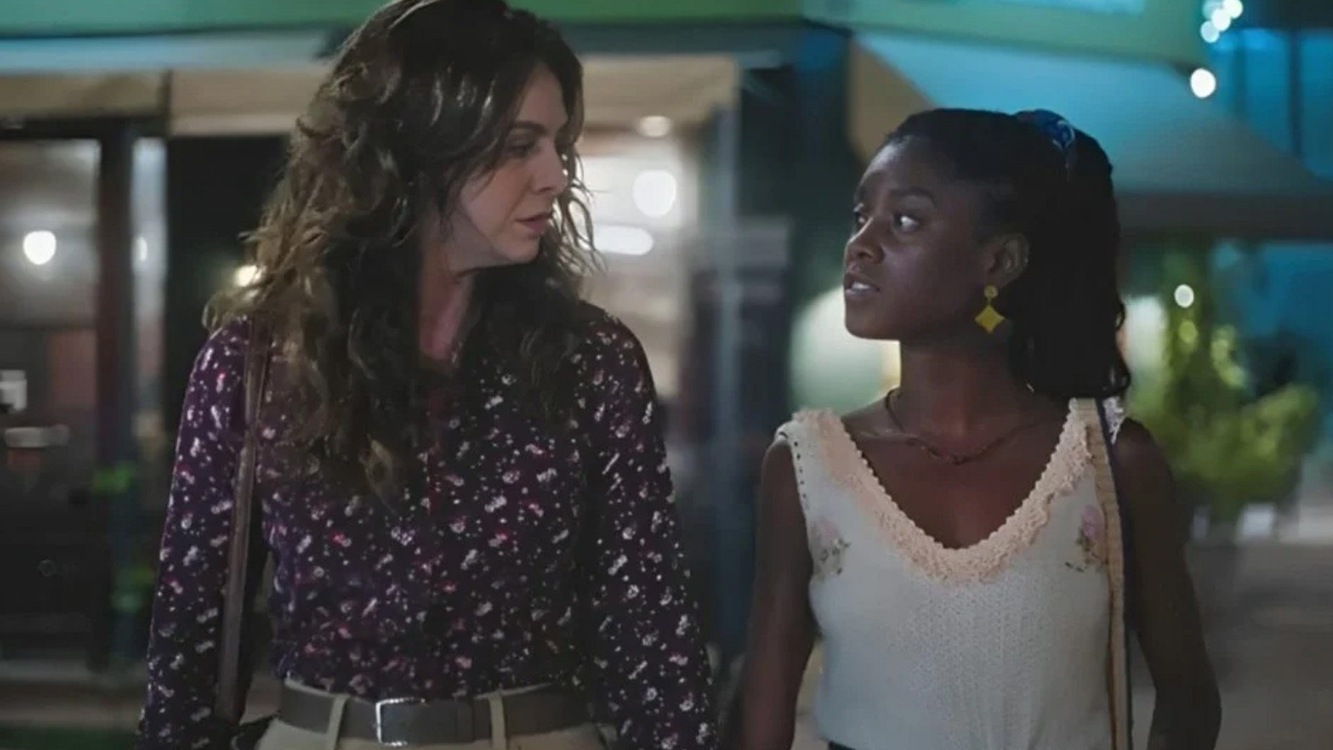 Globo corta casal de mulheres em ‘Terra e Paixão’ e atriz critica: “Não querem saber”