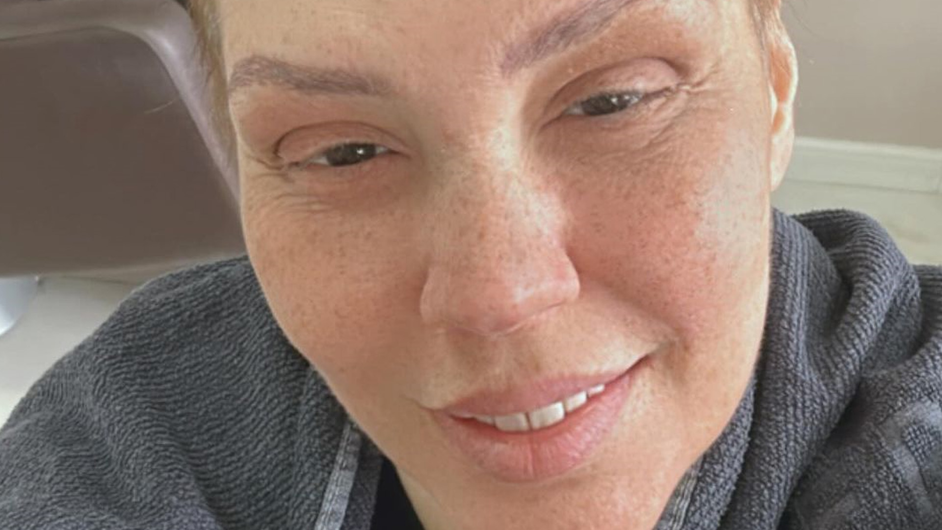 Simony surpreende com cabelos ao natural após vitória contra câncer: “Sem filtro”