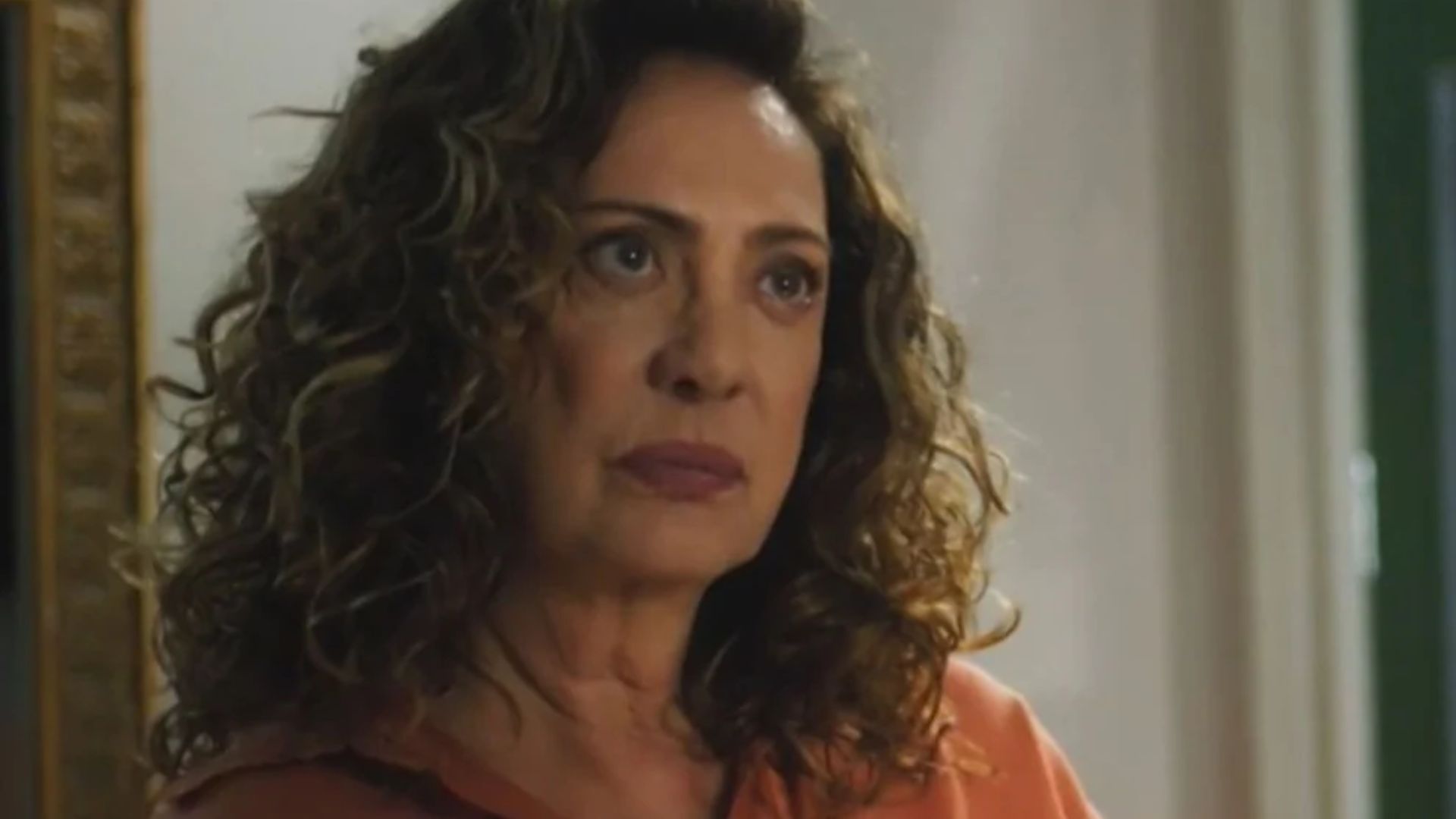 Terra e Paixão: Agatha chama imprensa para mansão e é encontrada morta