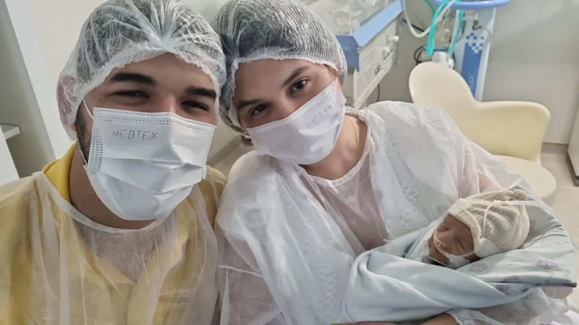 Zé Vaqueiro e Ingra Soares mostram rostinho do filho com síndrome rara: “Força”