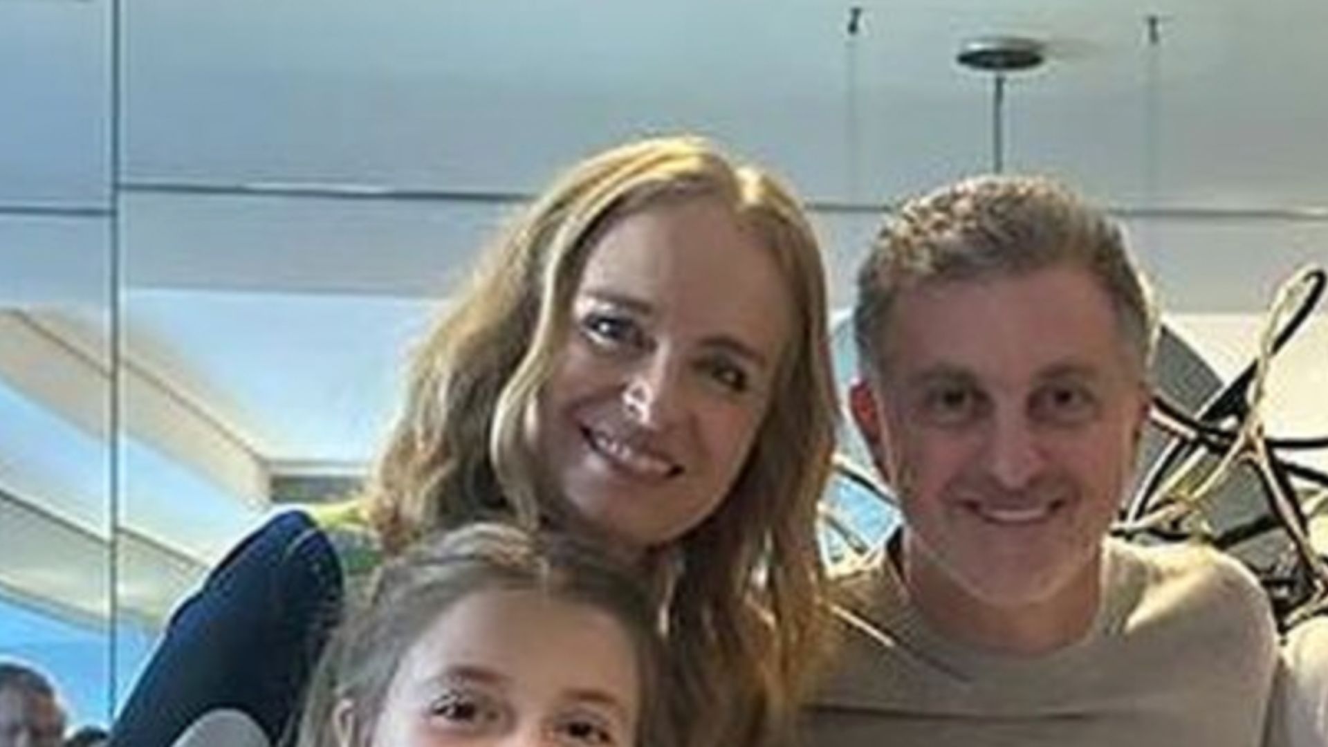 Angélica, Huck e os três filhos surgem em foto rara durante festa em mansão: “Especial”