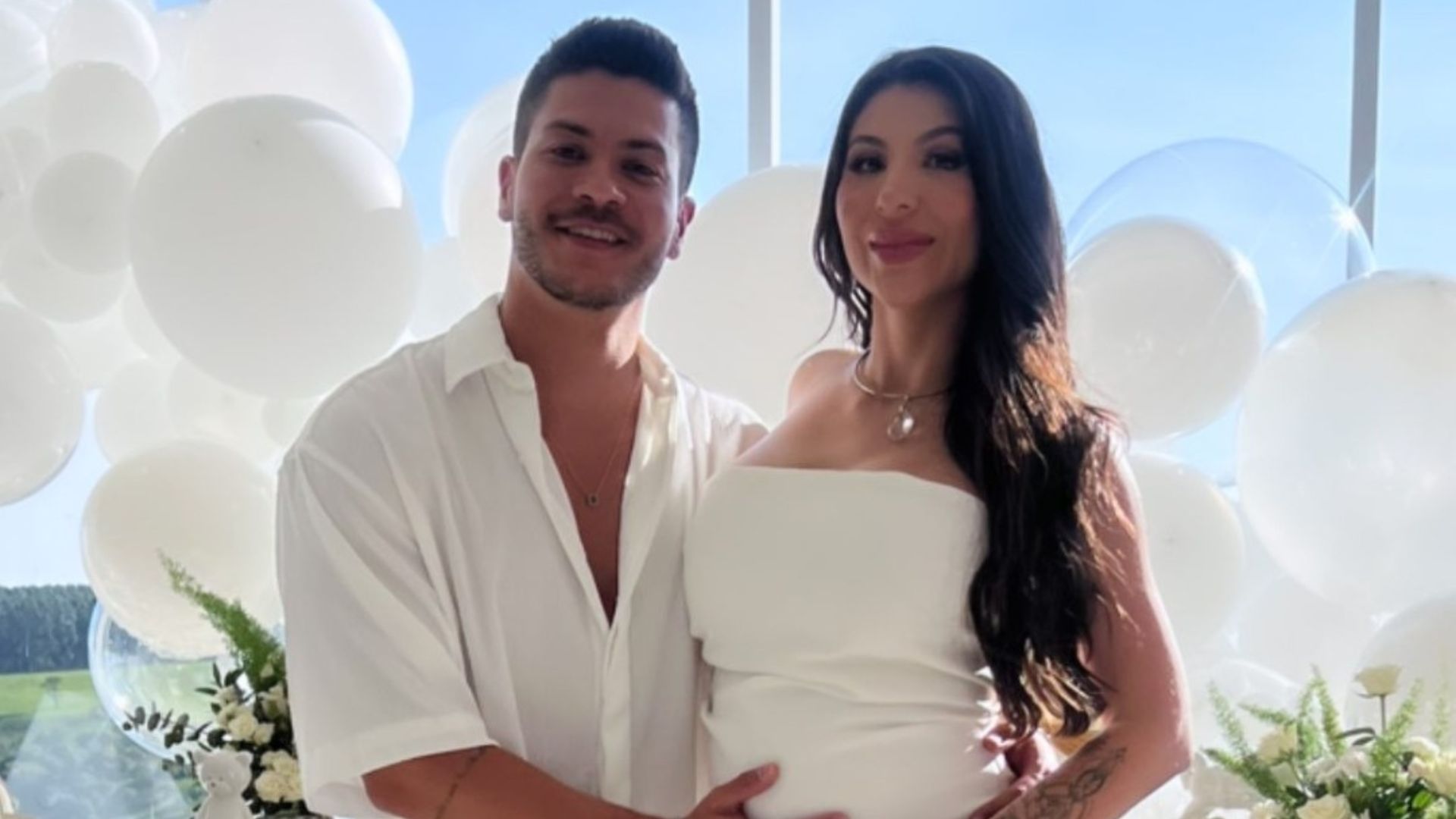Arthur Aguiar e Jheny Santucci revelam o sexo do bebê em ‘Chá Revelação’