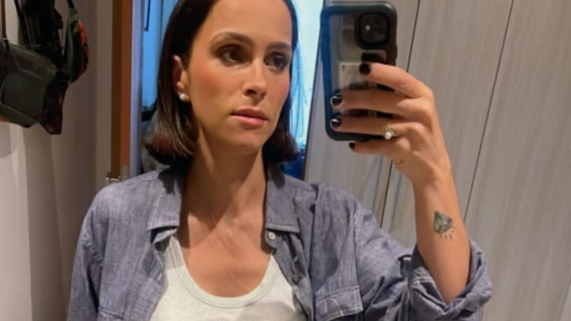 Crescendo! Grávida pela sexta vez, Letícia Cazarré exibe barriguinha em clique no espelho
