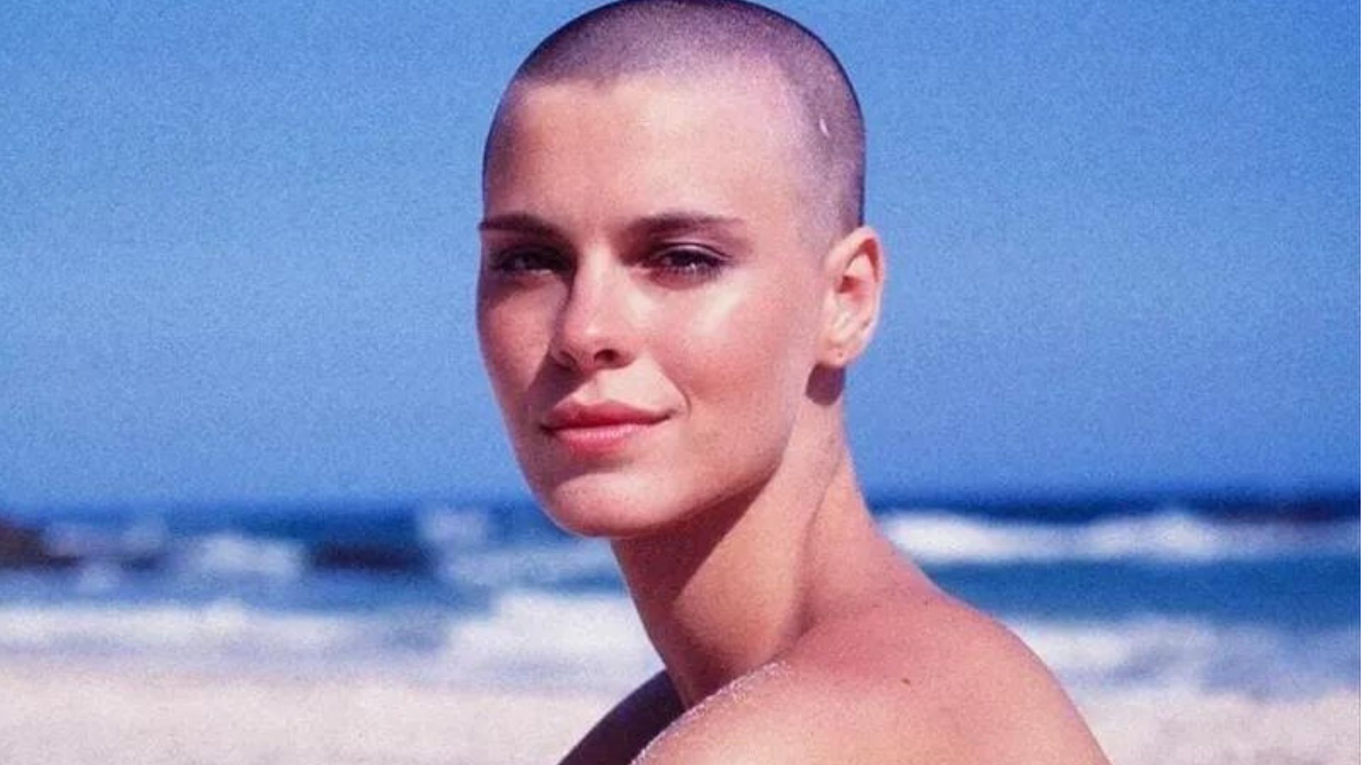 Carolina Dieckmann surpreende ao reviver momento careca: “Eu gosto muito”