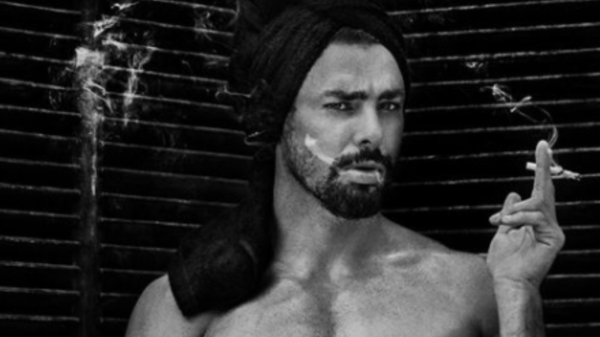 Cauã Reymond posa completamente nu e quase mostra demais em clique ousado: “Provocação”