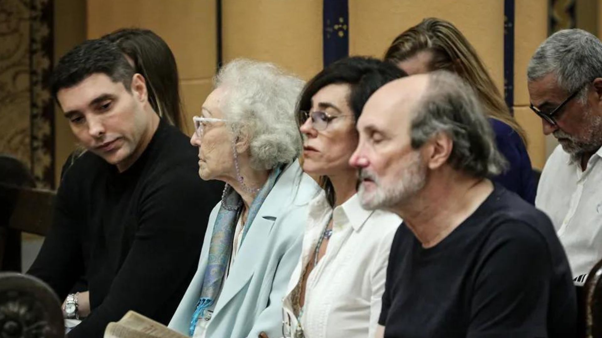 Christiane Torloni se emociona na missa de sétimo dia do pai, Geraldo Matheus