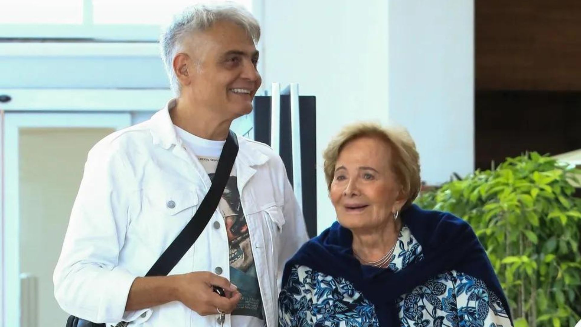Discreta, Glória Menezes surge em passeio com filho por shopping no Rio
