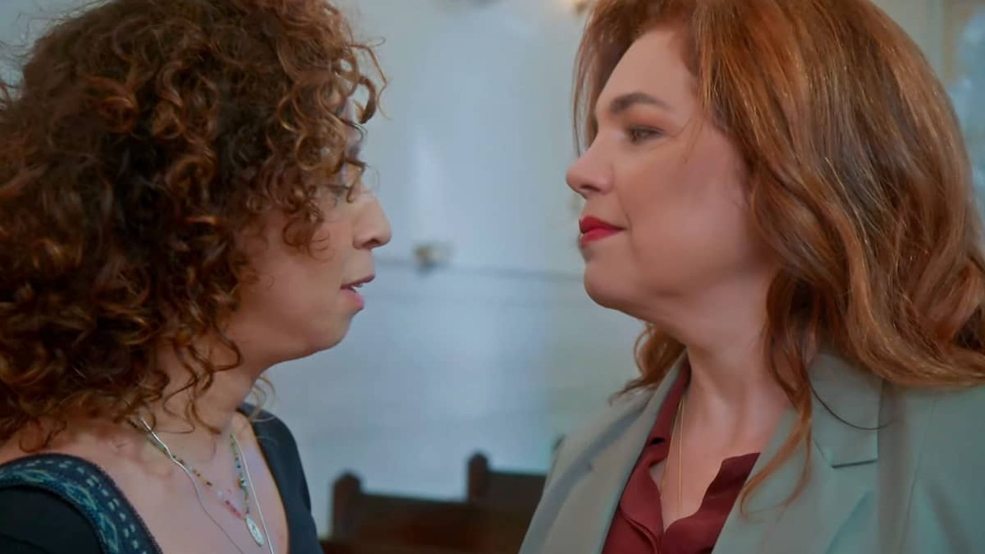 Elas por Elas: Após humilhação, Adriana se revolta e compra briga de Ísis