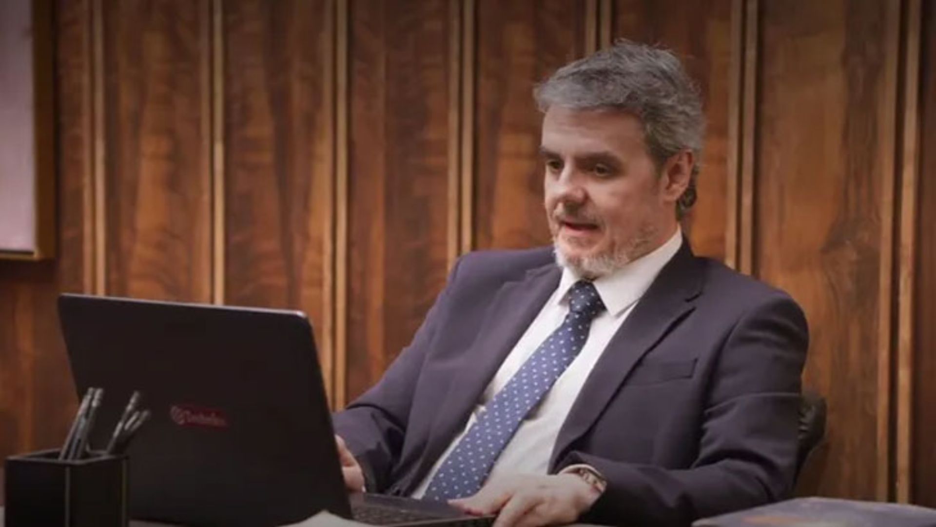 Elas por Elas: Roberto se alia a crápula para acabar com Lara: “Adeus, esquemas!”
