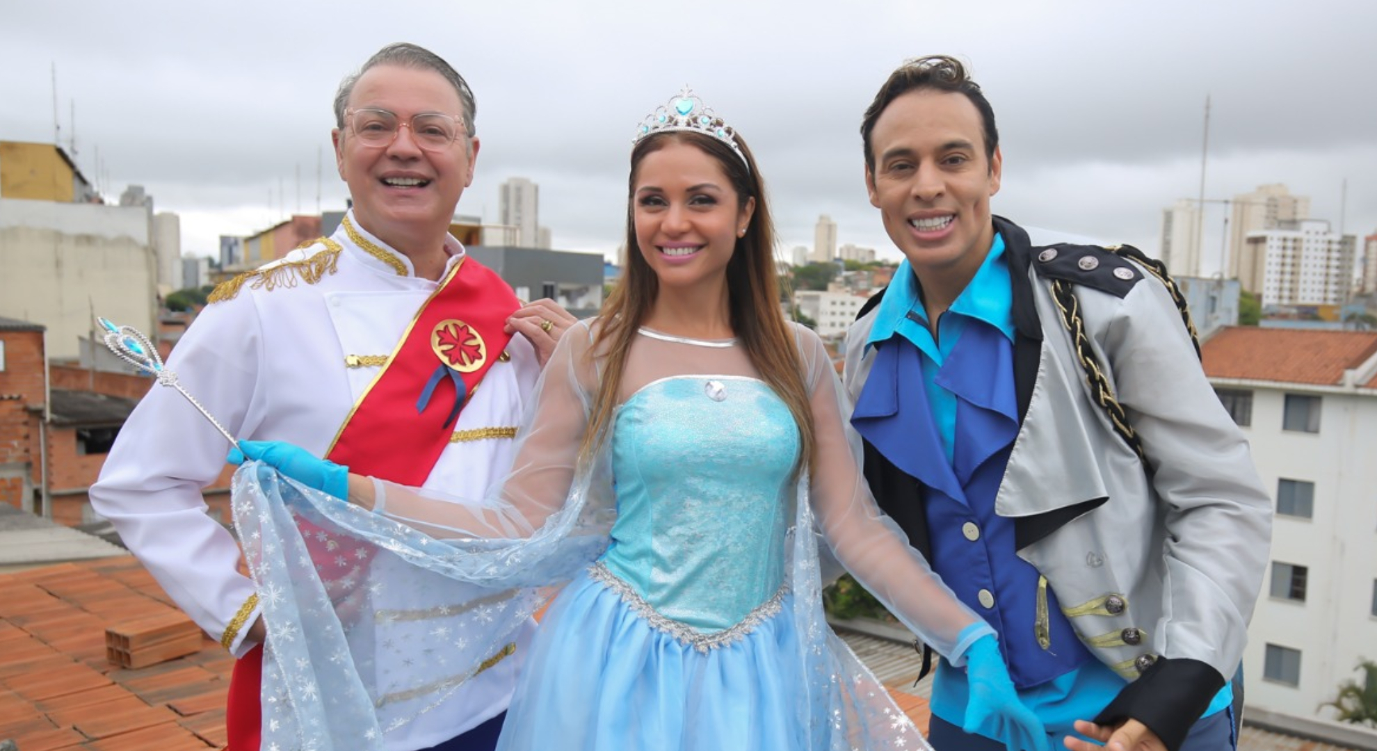 Ex-campeã do ‘BBB’ surge de Frozen e faz caridade em comunidade carente