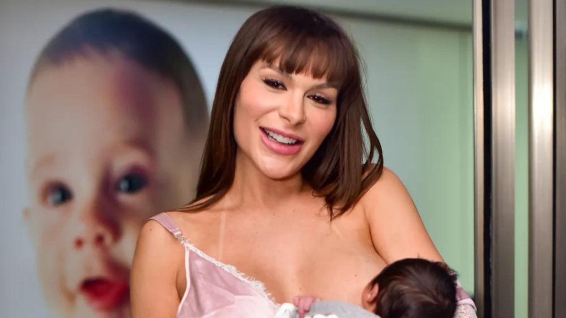 Fernanda Lacerda, a Mendigata, deixa maternidade amamentando filho