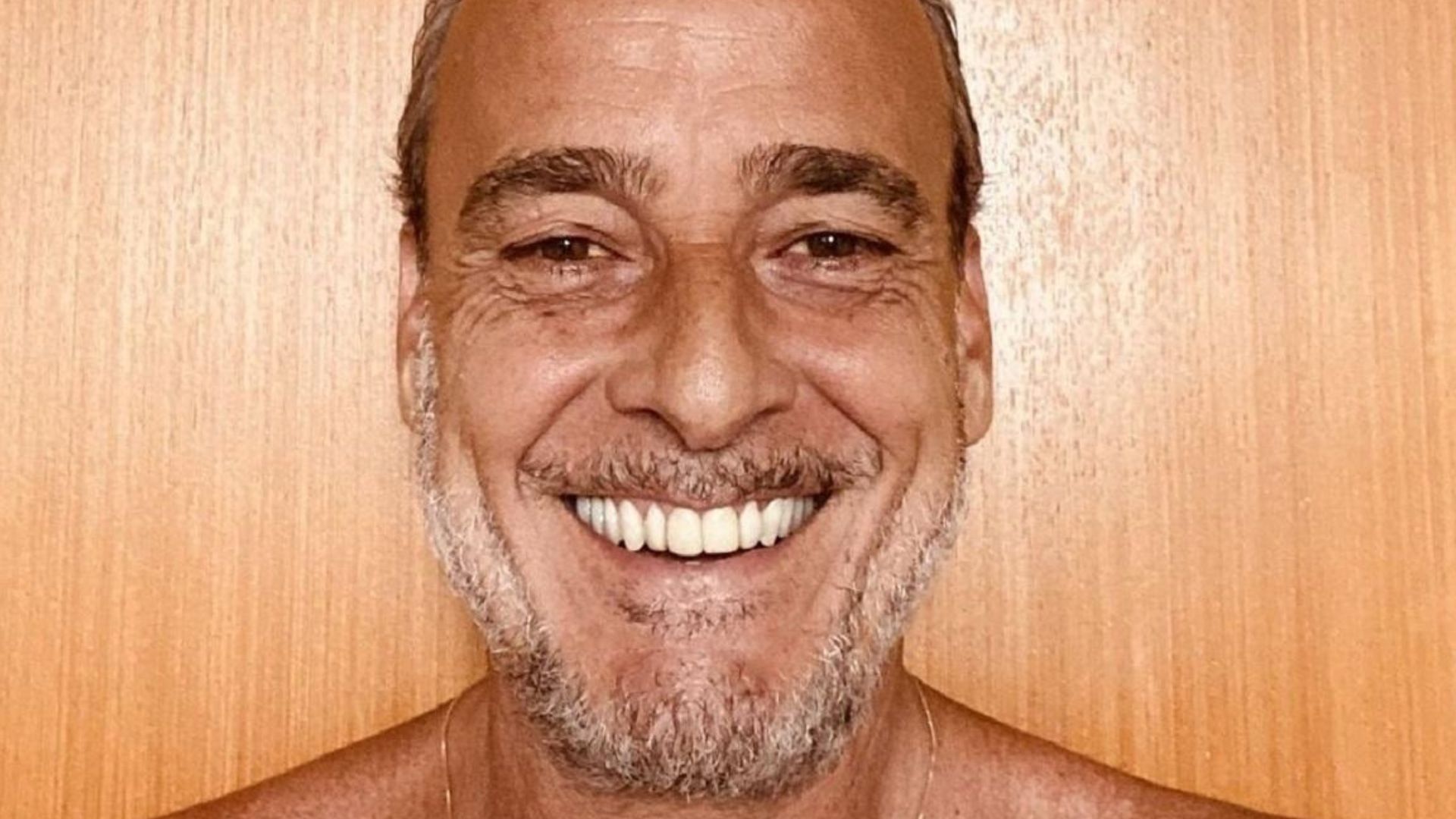 Detalhe em fotos de Alexandre Borges gera piada nas redes sociais: “Sensacional”