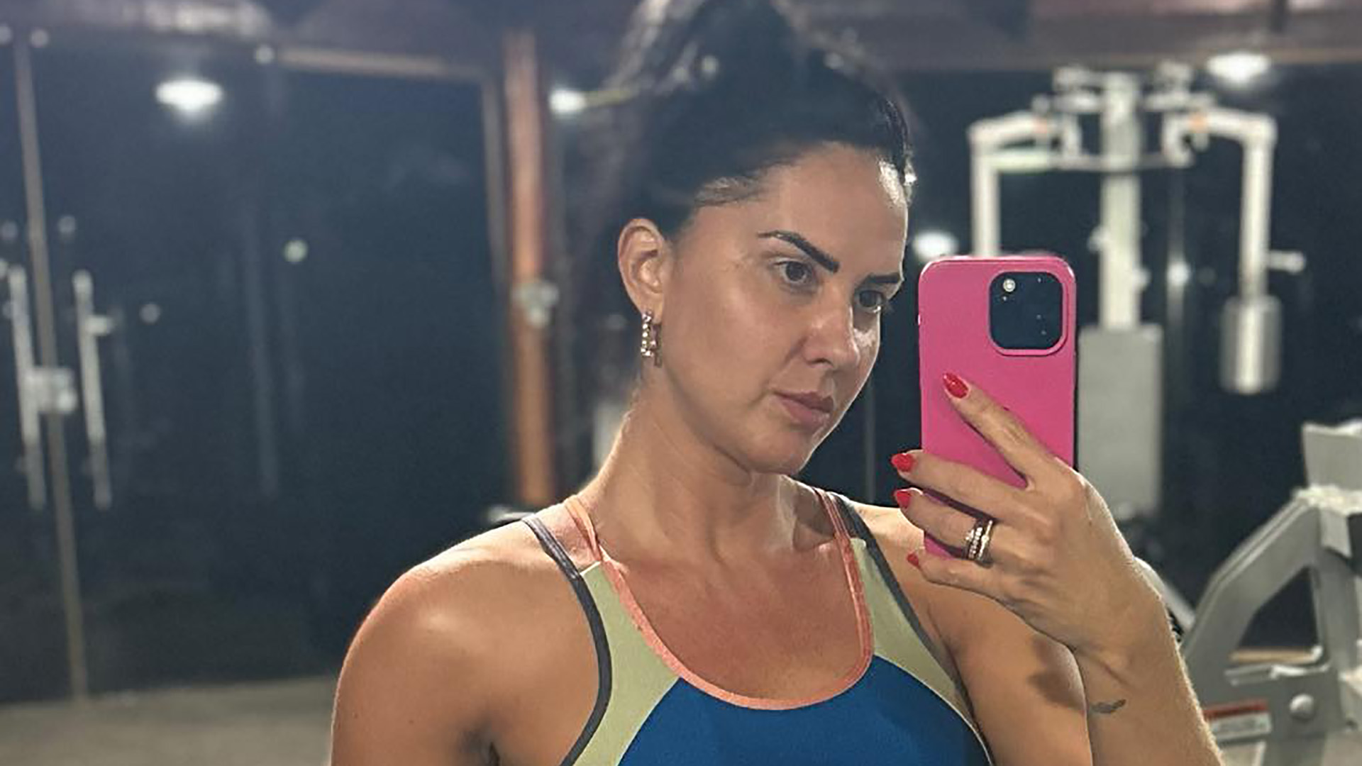 Graciele Lacerda sai de casa com tênis furado e divide opiniões: “Pra aparecer…”