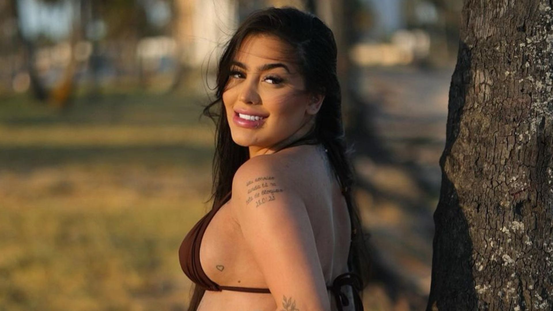 Grávida de oito meses, MC Mirella arrasa de biquíni: “Barrigão bonito”