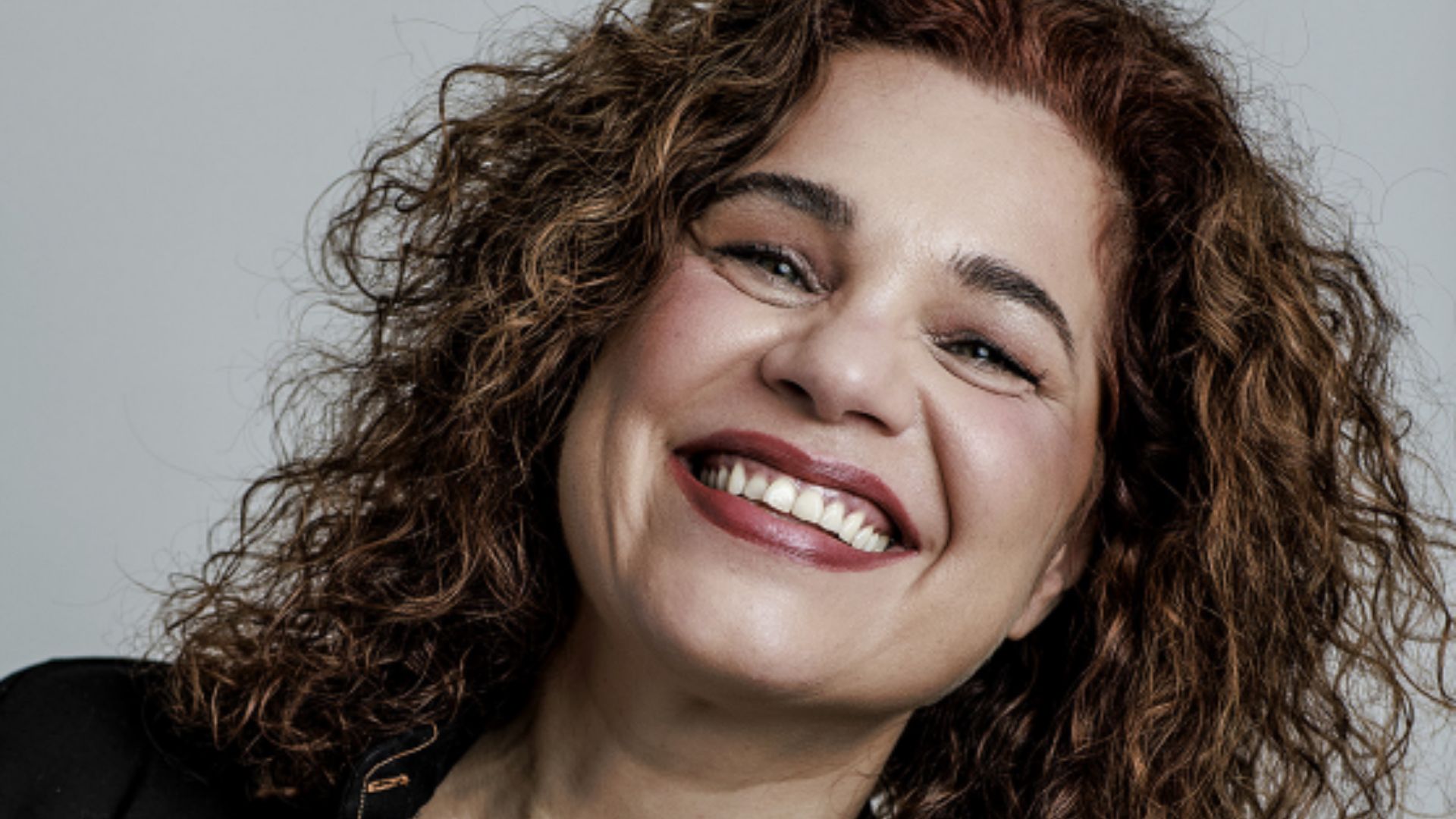 Isabel Teixeira revela inspiração em vilãs para viver Helena de Elas por Elas: ‘Abri o leque’