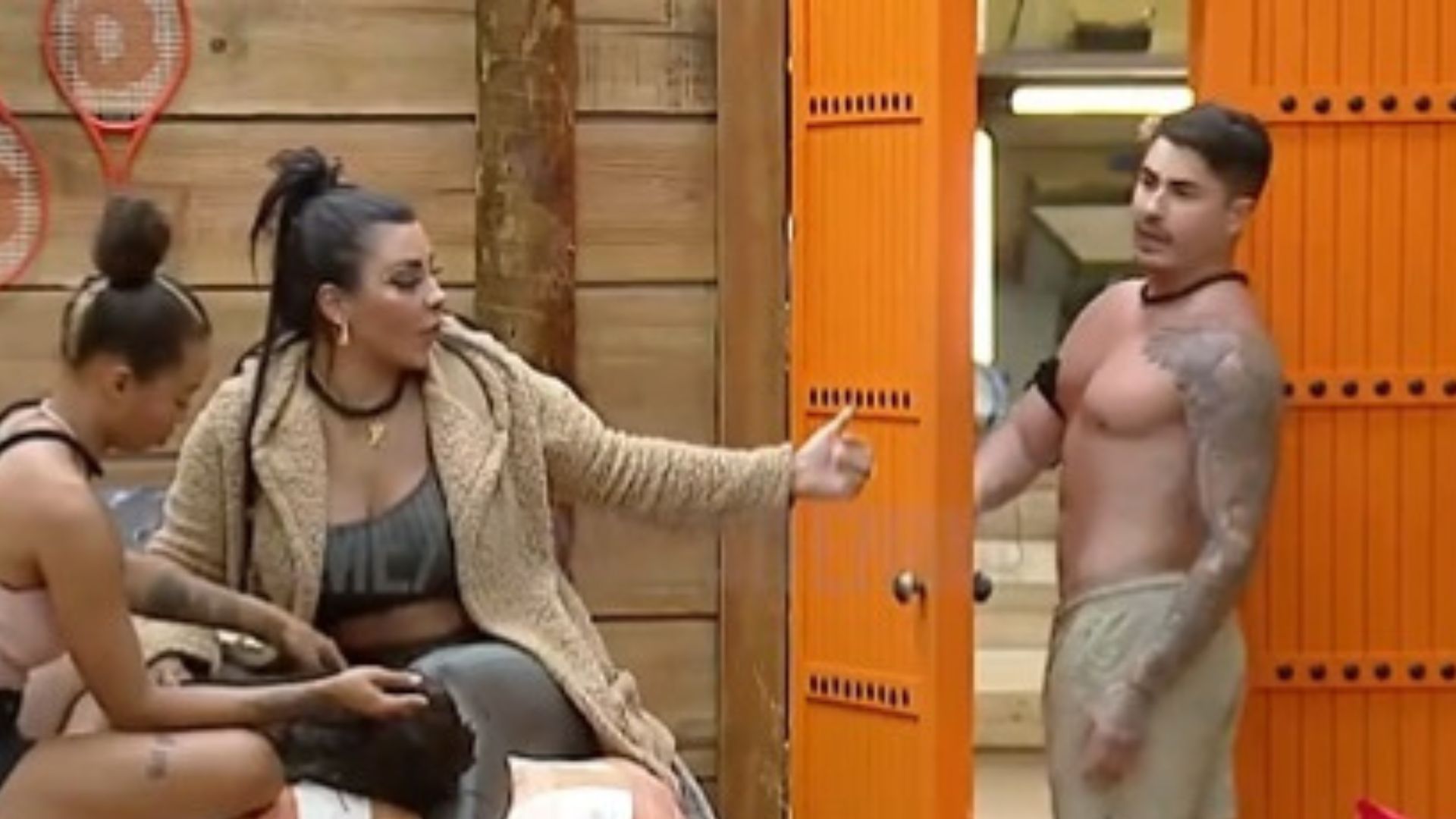 A Fazenda 15: Outra? Jenny amedronta Lucas com ameaça: “Reza para eu sair”