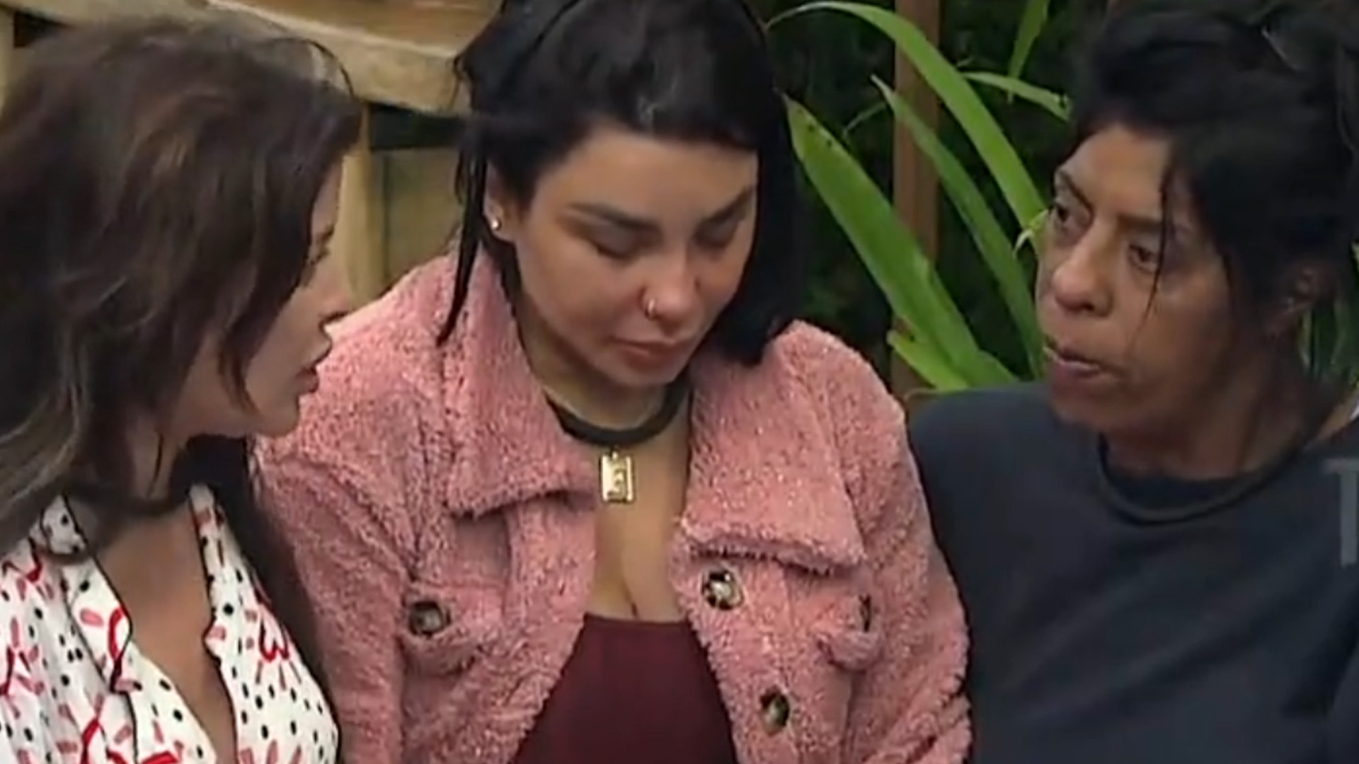 A Fazenda: Jenny bate o sino e RecordTV esconde câmeras em momento crucial