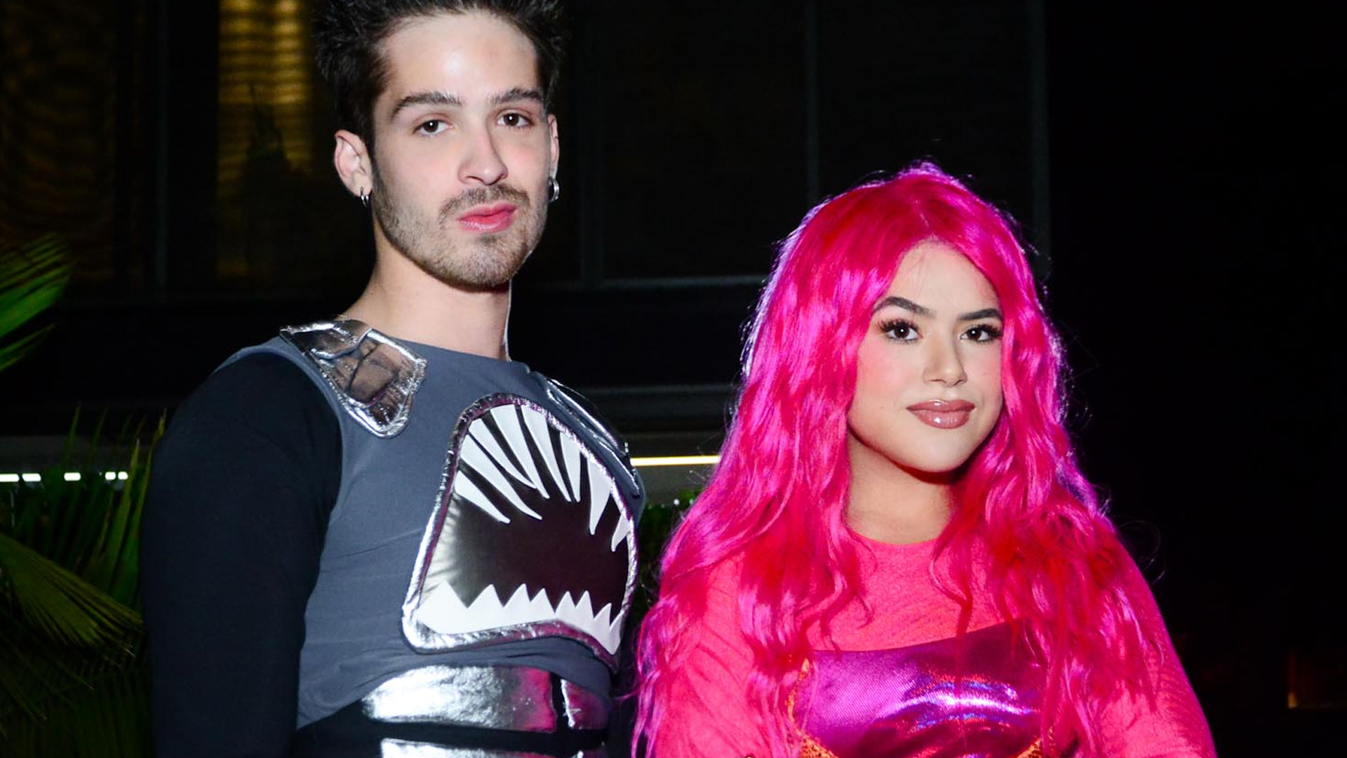Tá rolando? João Guilherme e Maisa chegam juntinhos e combinam fantasia em Halloween