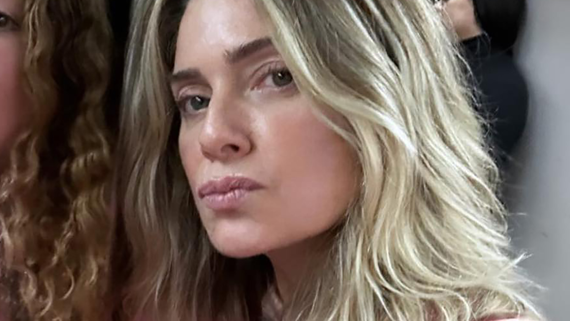 Letícia Spiller se mistura com povão e pega metrô lotado com filha: “Humilde”