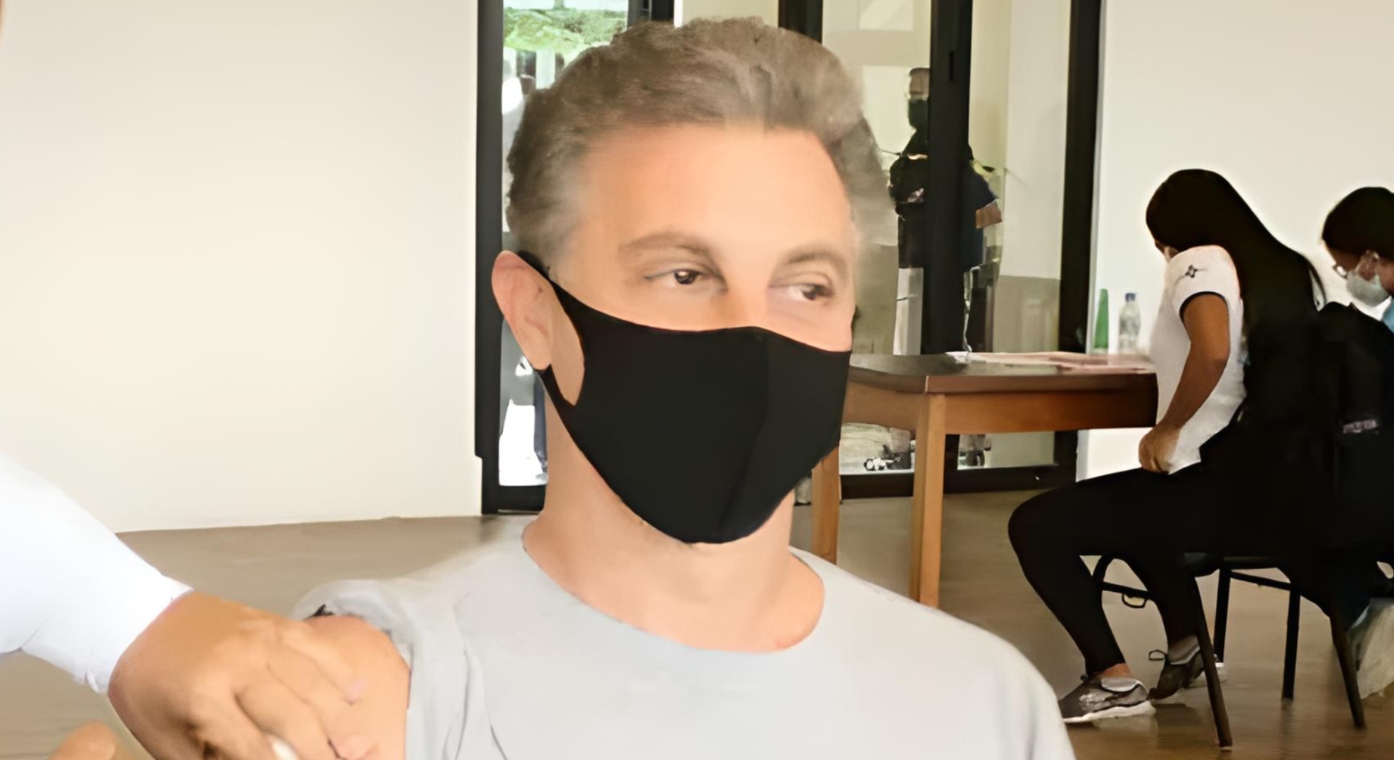 Luciano Huck deixa escapar problema de saúde e acende alerta vermelho