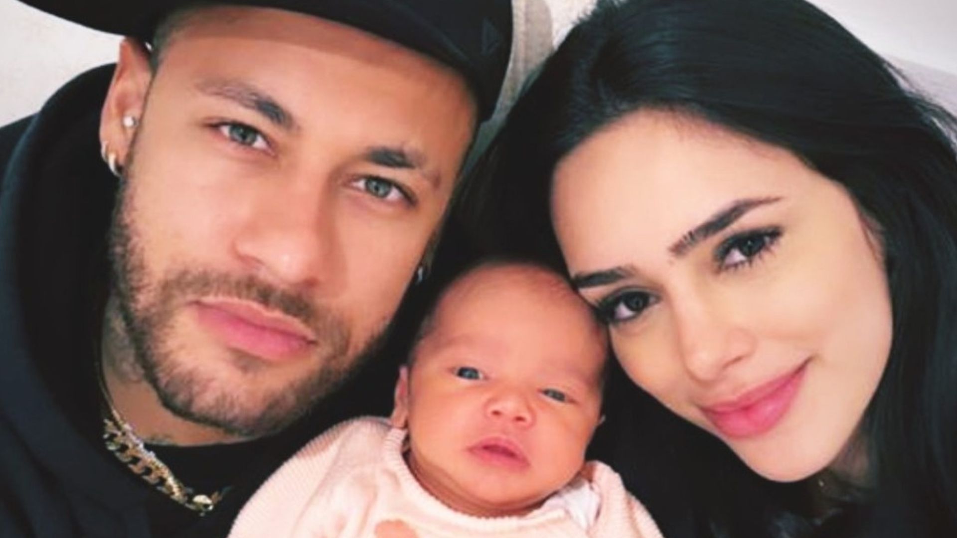 Neymar e Bruna Biancardi surgem agarradinhos à filha e questionam: “Com quem parece mais?”