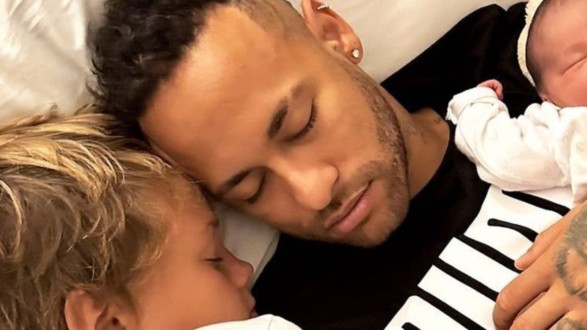 Neymar dá show de paternidade ao dormir com os dois filhos: “Não tem preço”