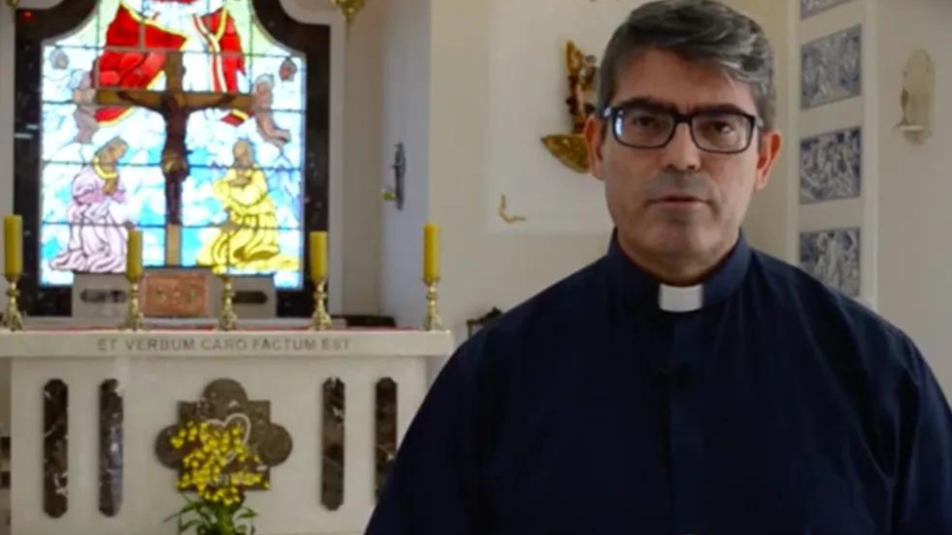 Padre é dispensado pela Igreja após descobrir que será pai: “Assuma a obrigação”