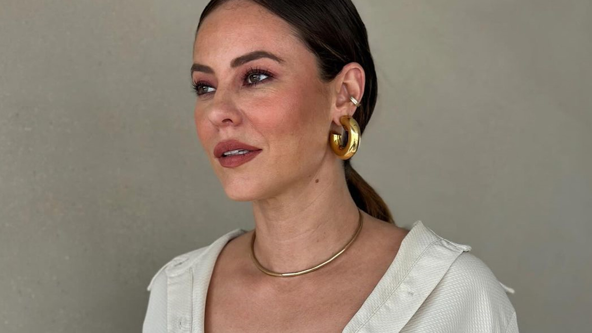 Sem sutiã, Paolla Oliveira abre a camisa e desenha seios: “A mais linda”