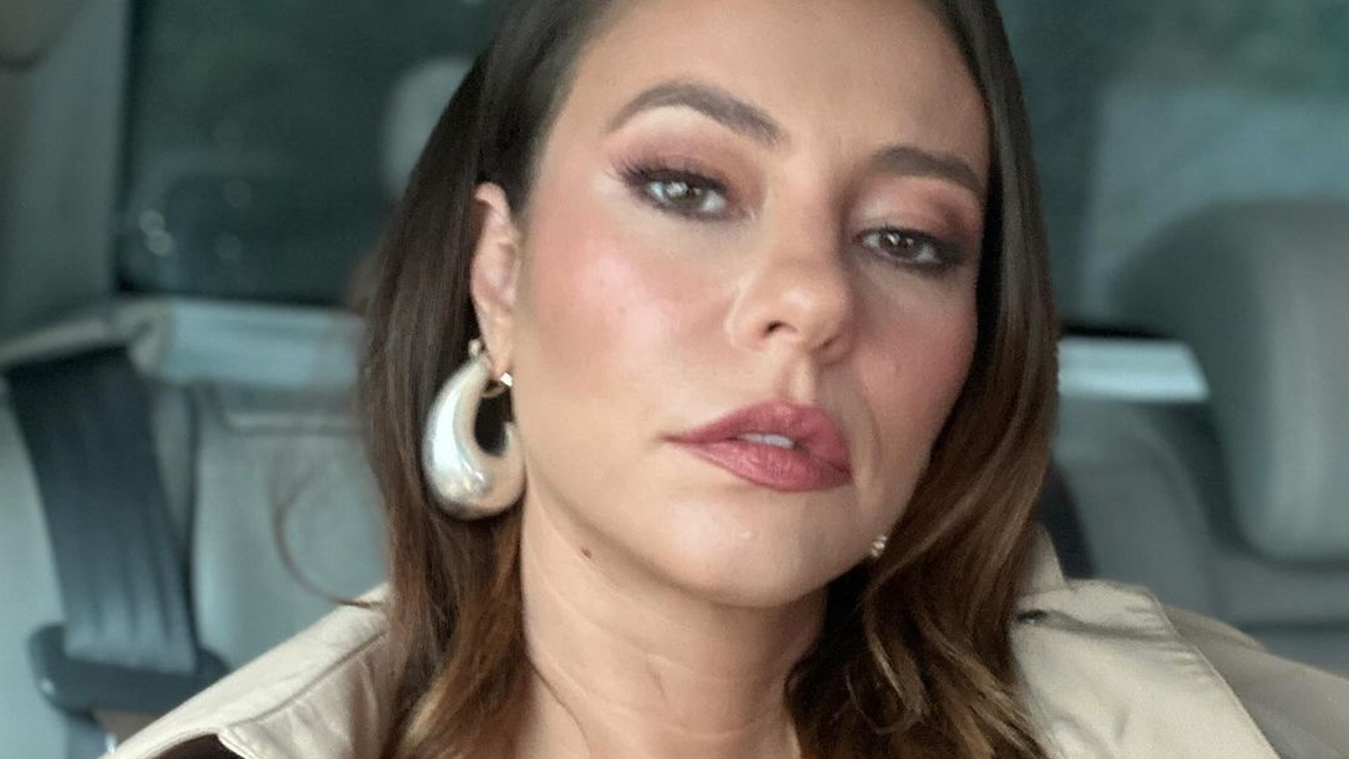 De tubinho jeans, Paolla Oliveira dispensa alças e fãs babam: “Quanta beleza!”