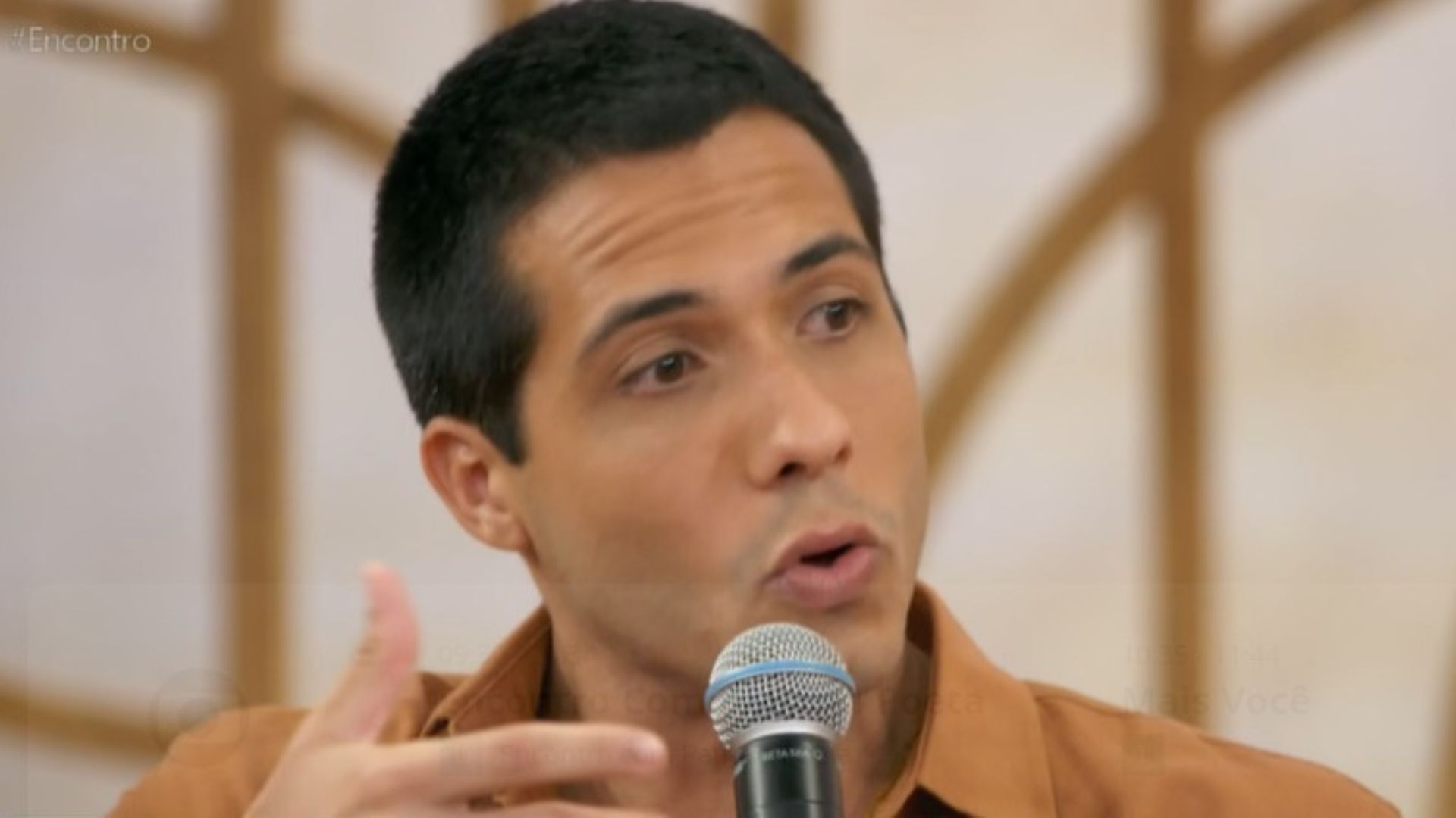 Enzo em ‘Terra e Paixão’, Rafael Gualandi arranca suspiros no ‘Encontro’: “Gostoso”