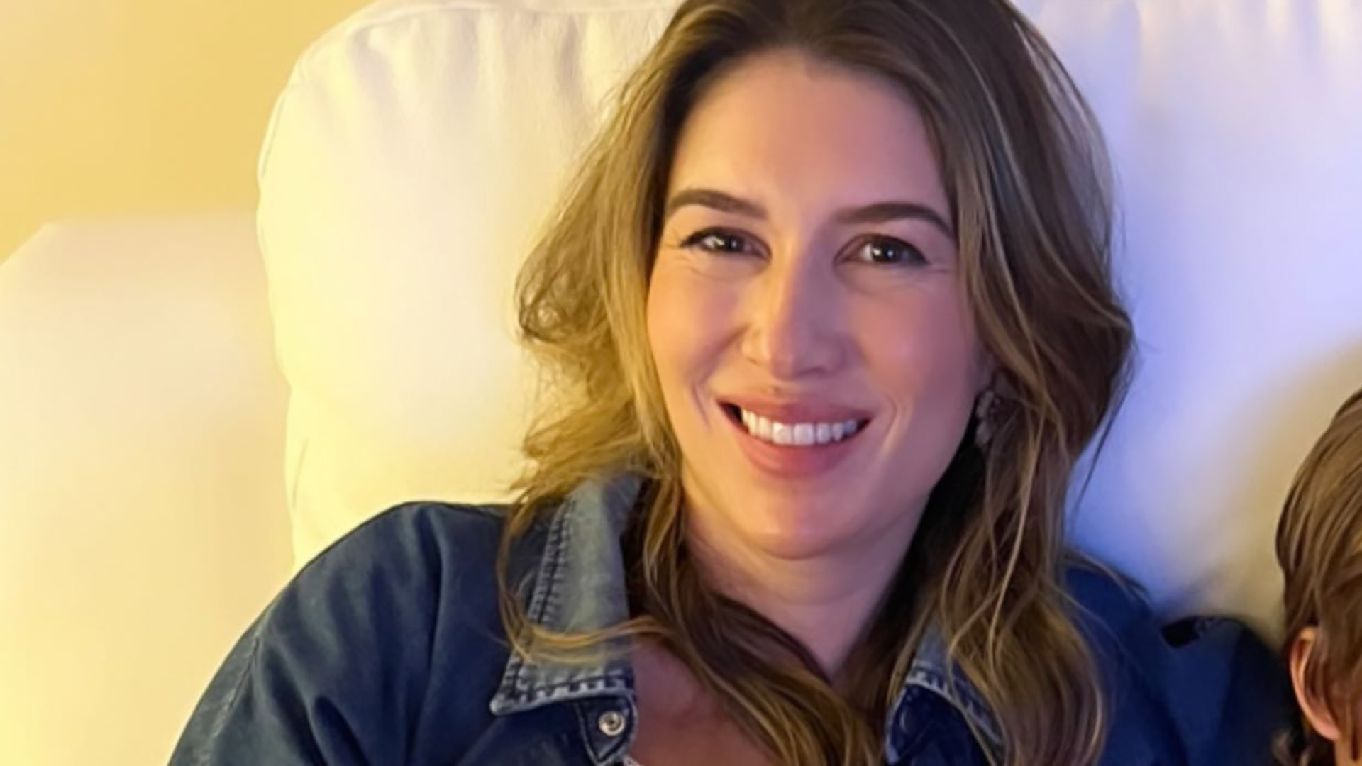 Filha de Silvio Santos, Rebeca Abravanel exibe barrigão após confirmar primeira gravidez: “Mamãe!”