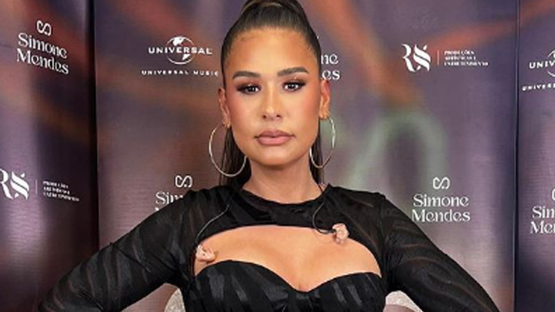 Simone exibe corpo esbelto e cinturinha de pilão com look colado: “Deslumbrante”