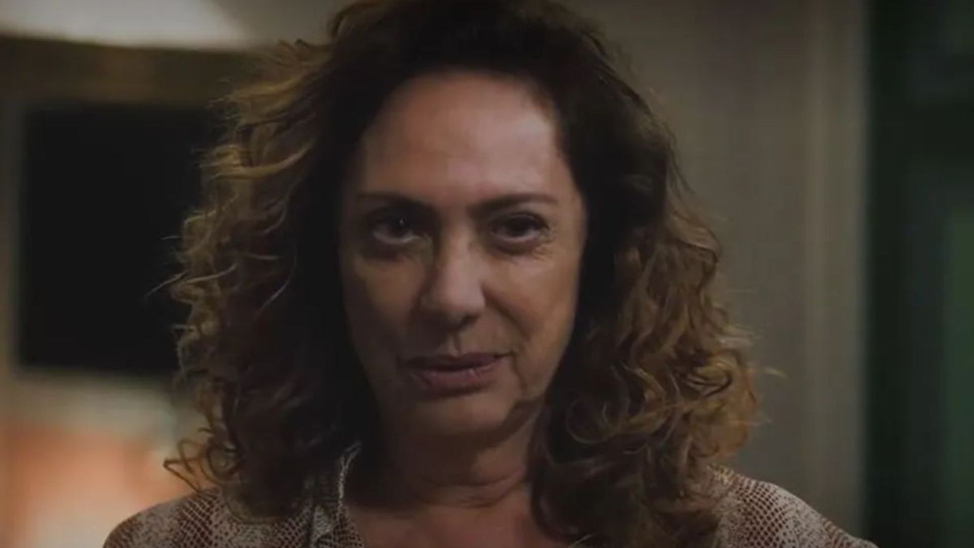 Terra e Paixão: Agatha ameaça inocente e se livra das provas: “Serpente venenosa!”
