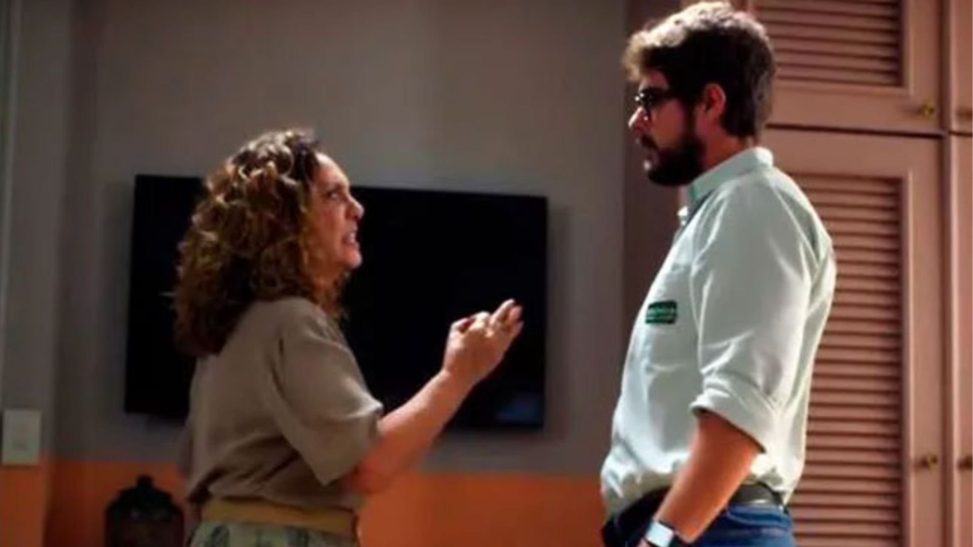 Terra e Paixão: Agatha e Hélio cometem erro e são desmascarados: “Chamou de mãe!”