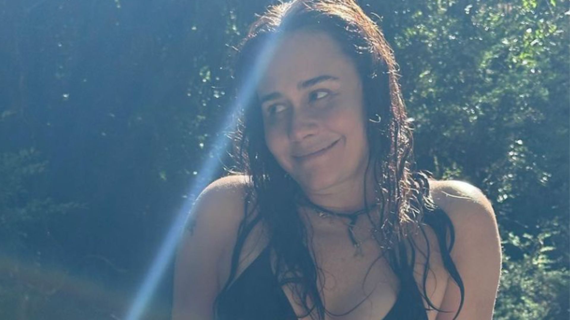 Alessandra Negrini assusta fãs ao exibir pé com unhas imensas: “Descobri o defeito”