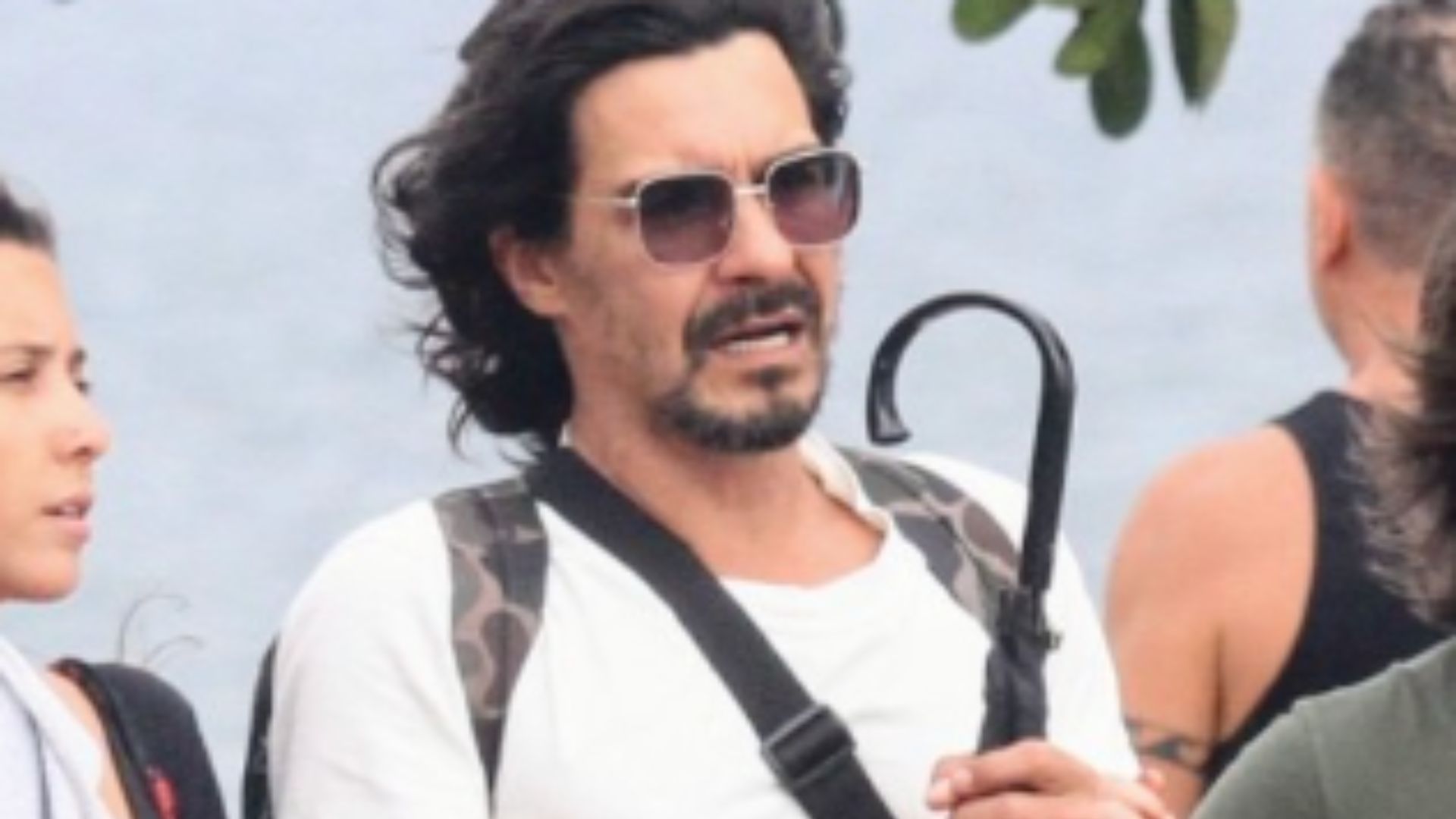 André Gonçalves é flagrado passeando com os filhos após problemas com pensão
