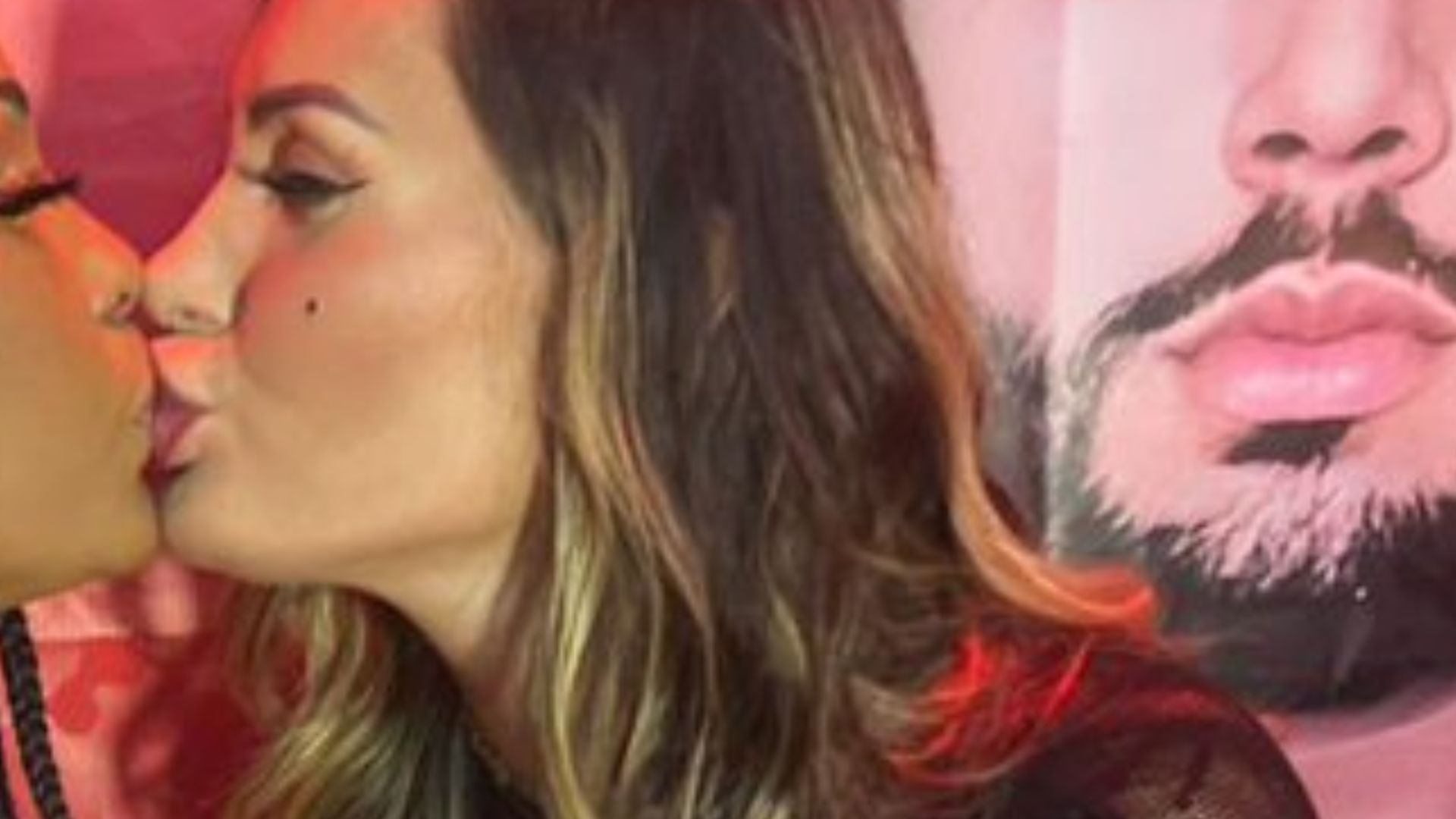 Com o seio de fora, Andressa Urach beija atriz em evento: “Delícia”