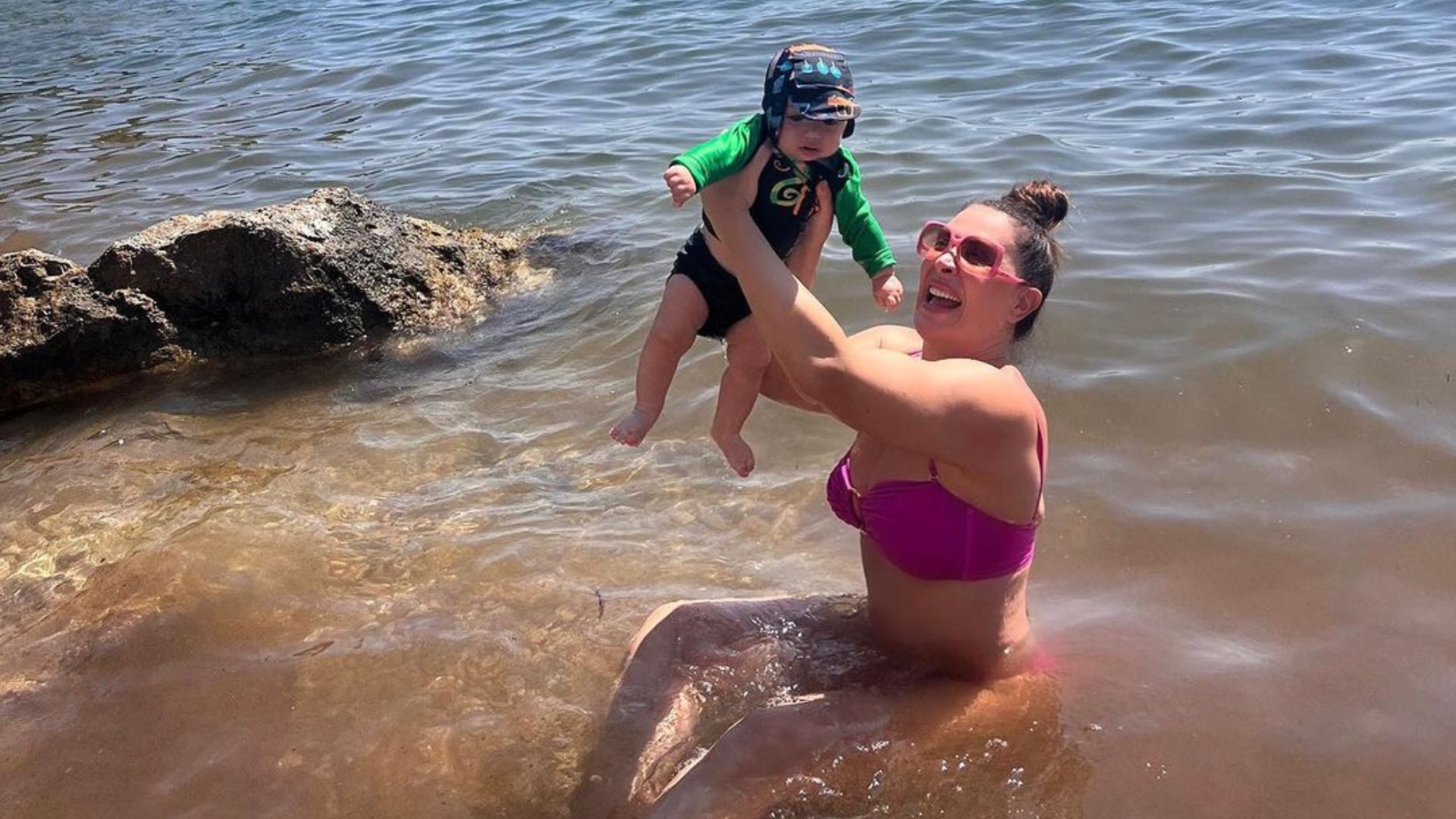 Claudia Raia desfruta de praia com filho caçula, Luca: “Prainha com a mamãe”