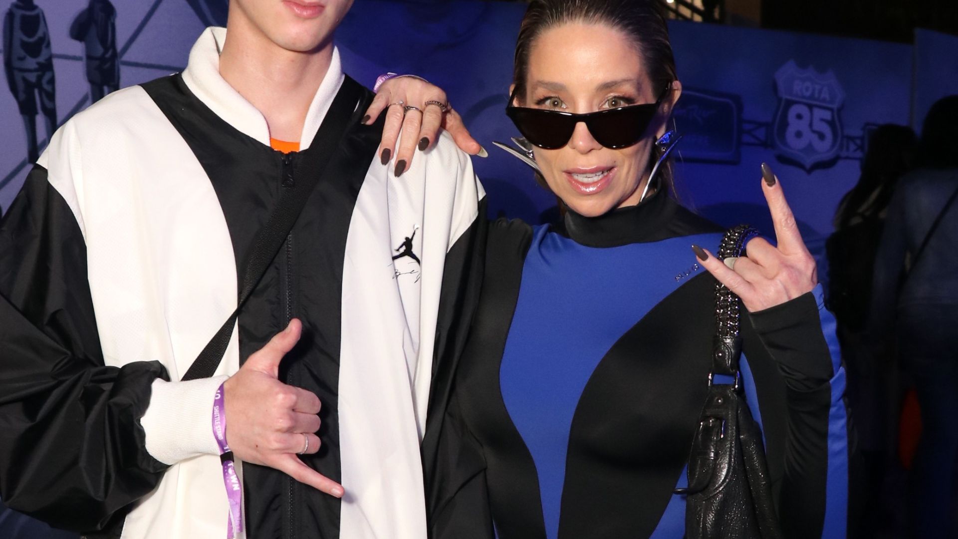 Solteira, Dani Winits aparece poderosa em noitada com o filho de 15 anos